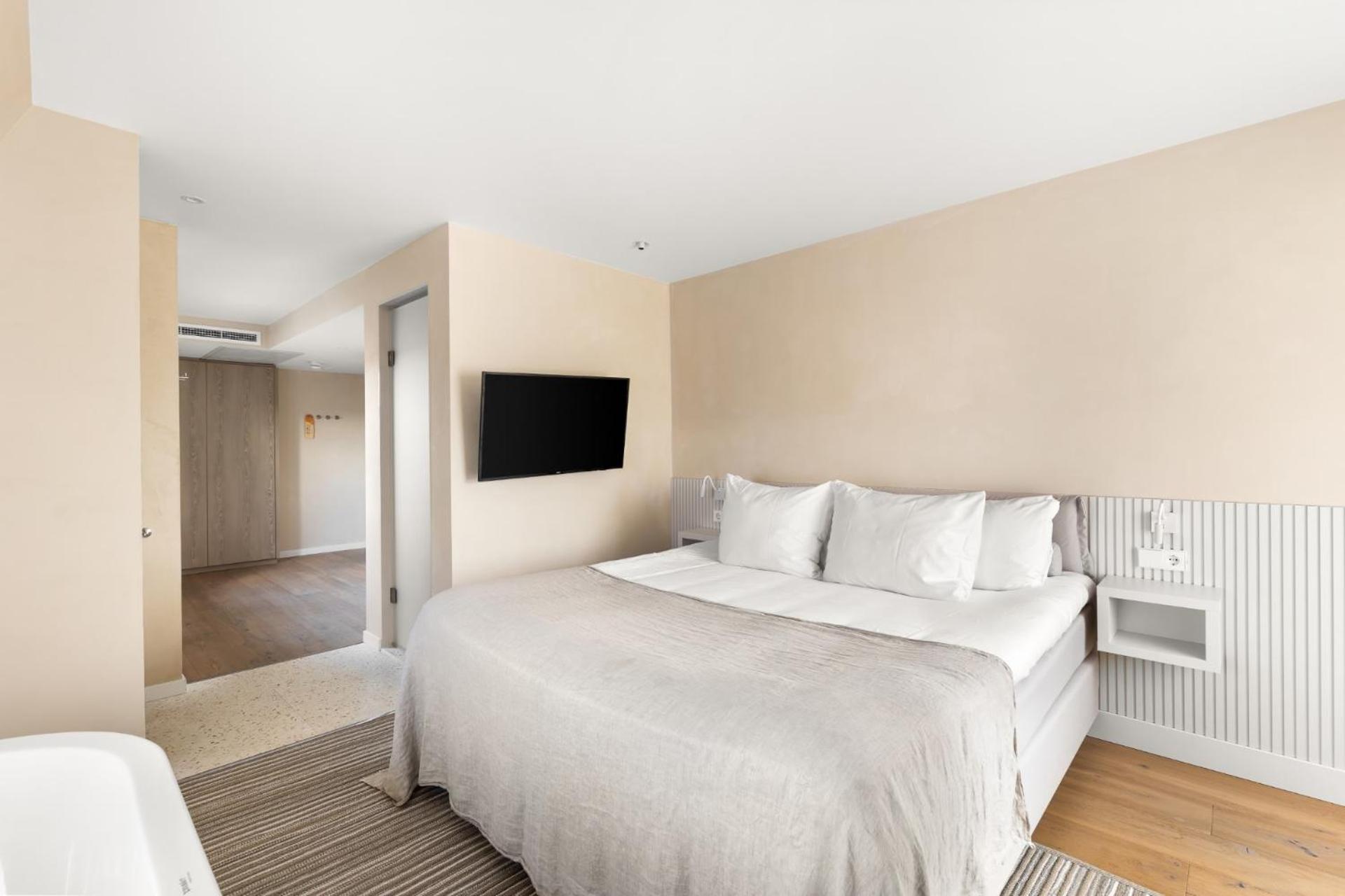 Deluxe room with bath photo 2