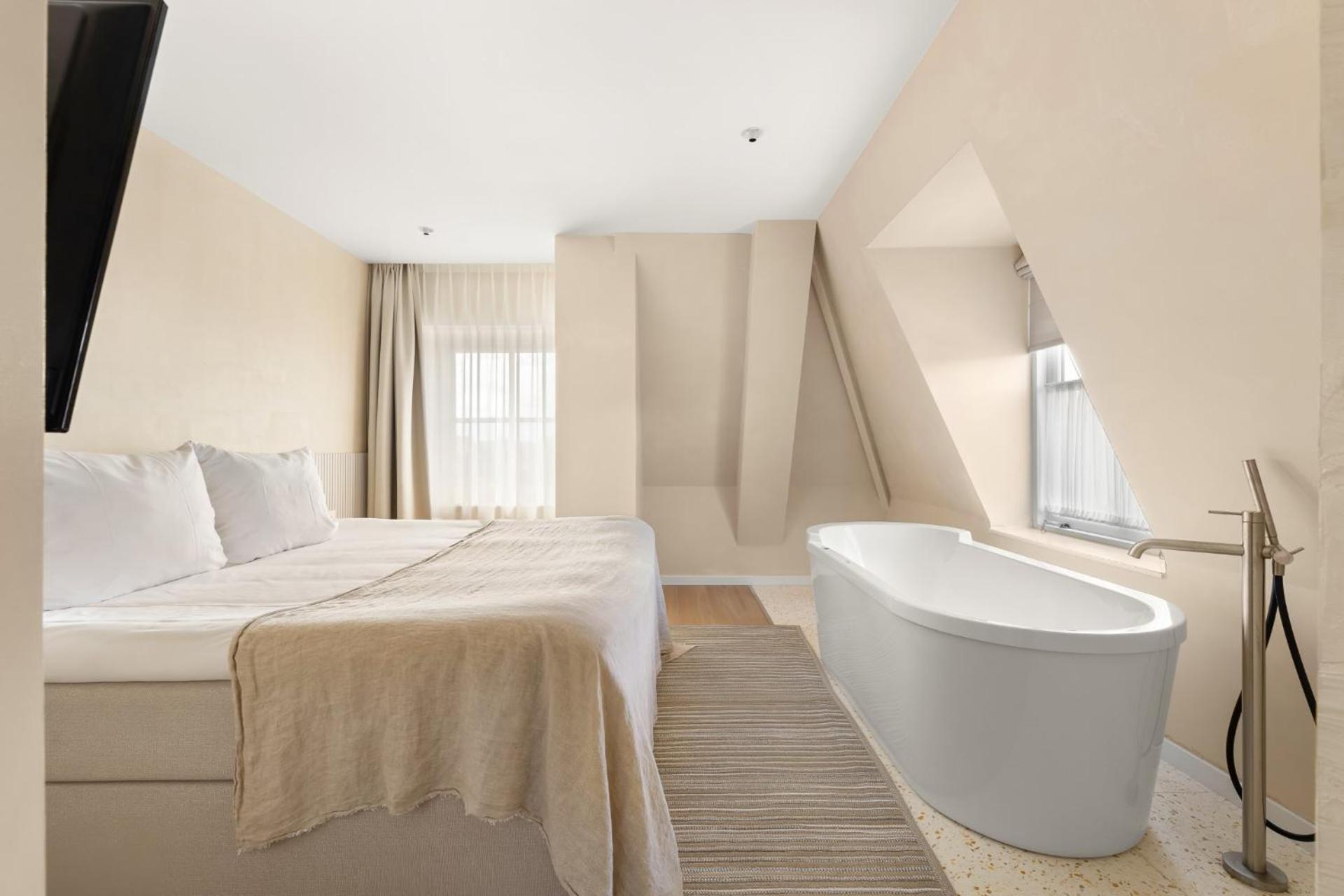 Deluxe room with bath