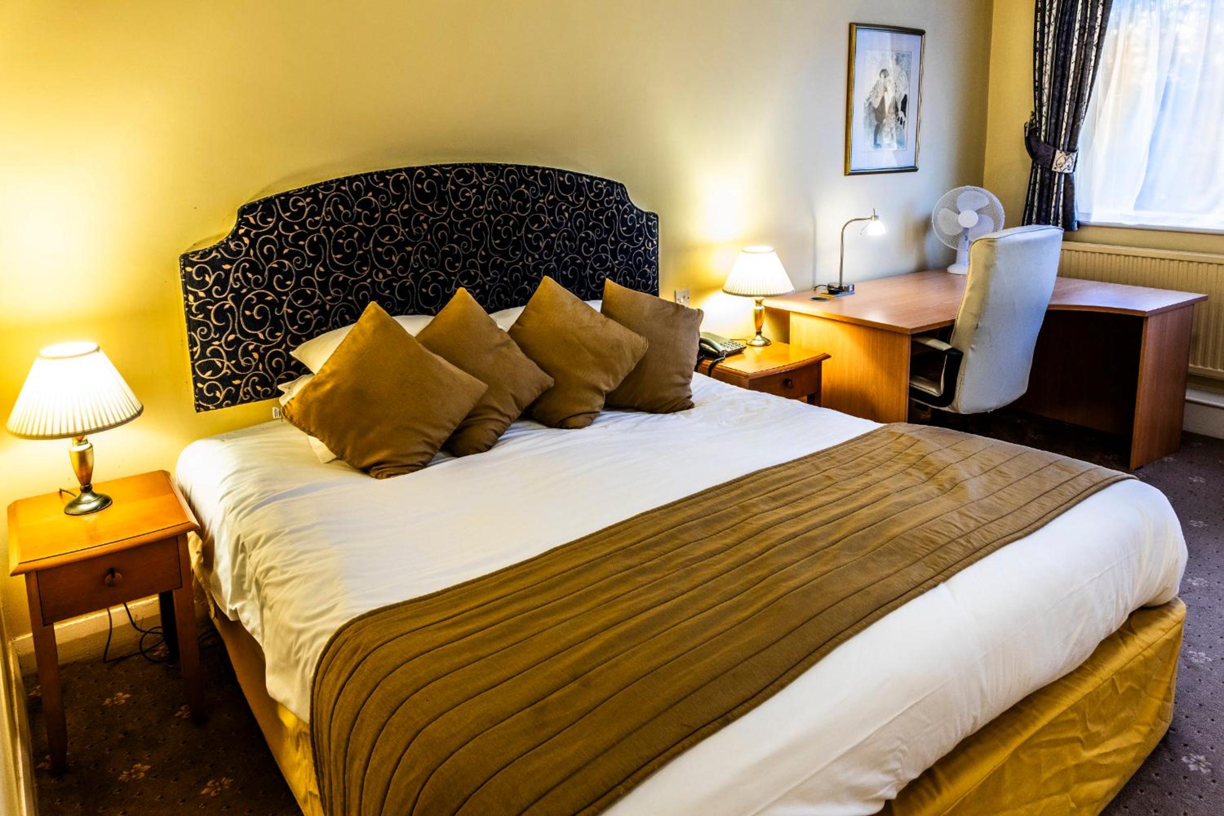 Superior Queen Room with Queen Bed - Non-Smoking - Photo 5