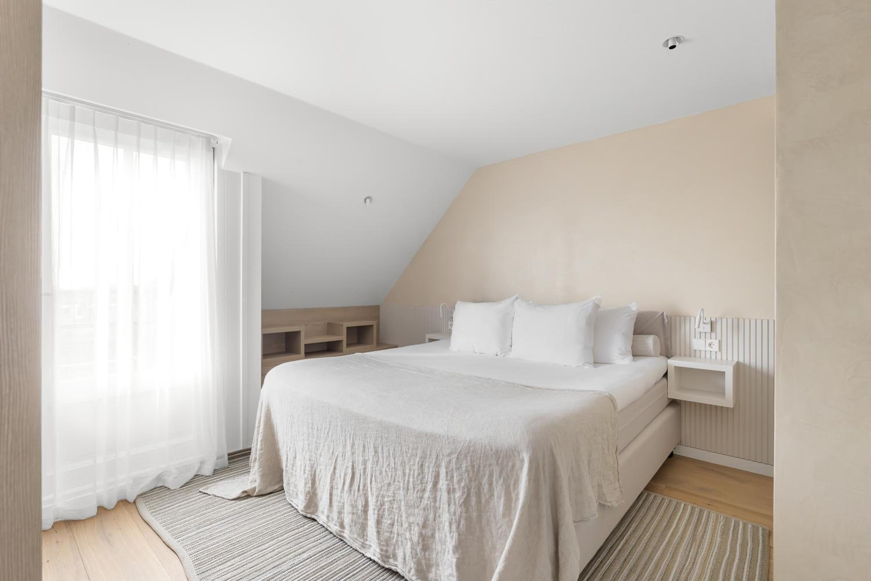 Deluxe suite with kitchen and bath
