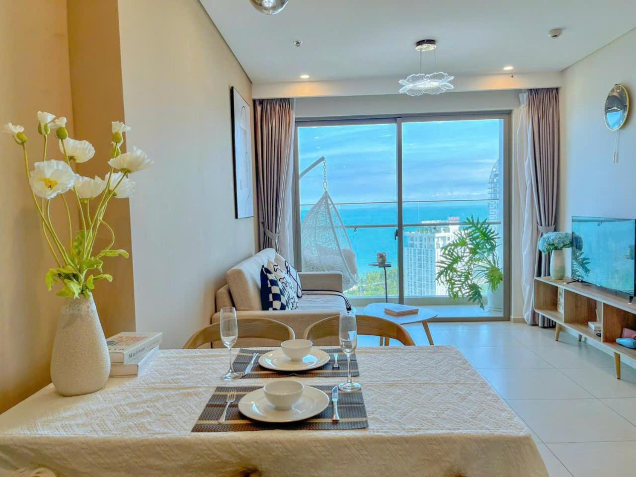 Three-Bedroom Apartment with Sea View - Photo 14