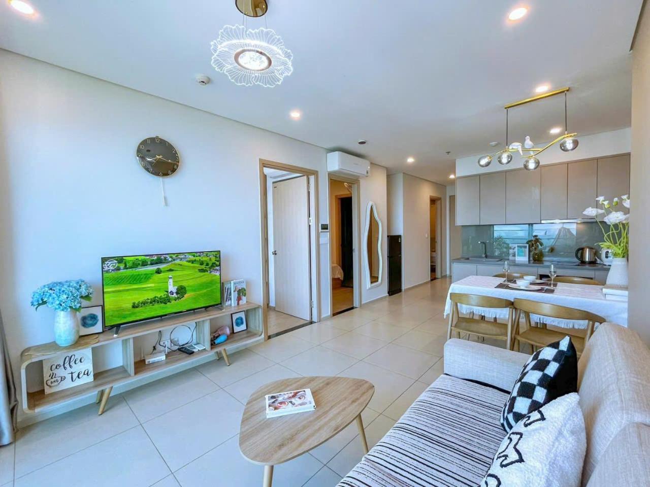 Three-Bedroom Apartment with Sea View - Photo 13
