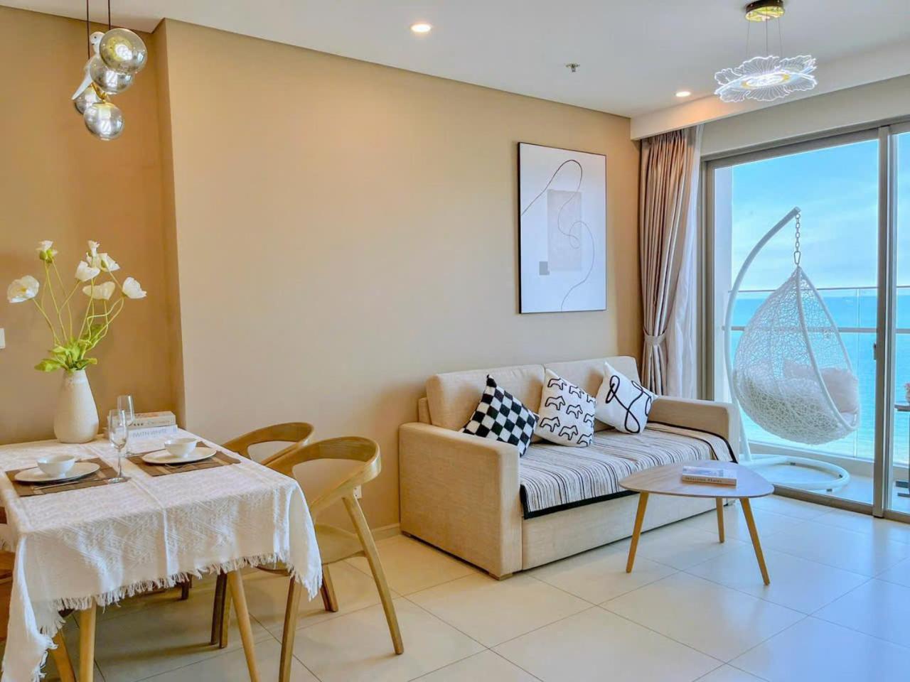 Three-Bedroom Apartment with Sea View - Photo 12