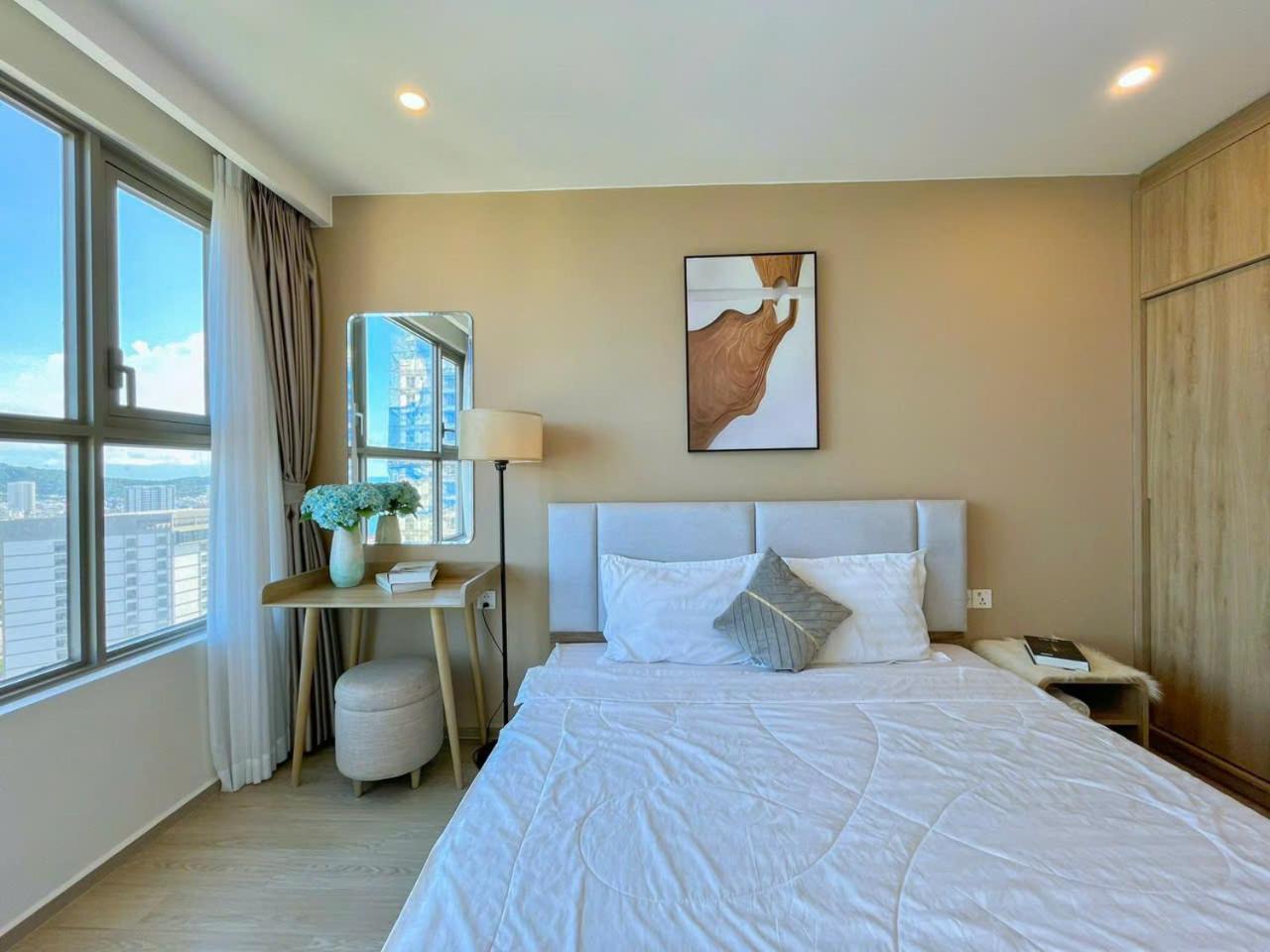 Three-Bedroom Apartment with Sea View - Photo 9
