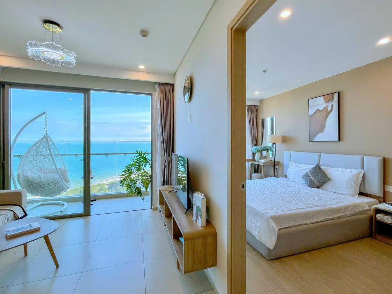 Three-Bedroom Apartment with Sea View - Photo 10
