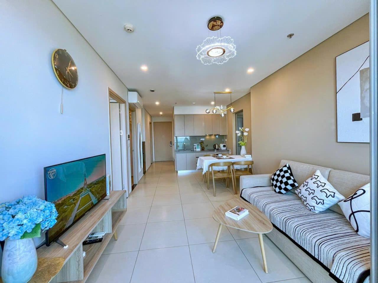 Three-Bedroom Apartment with Sea View - Photo 8