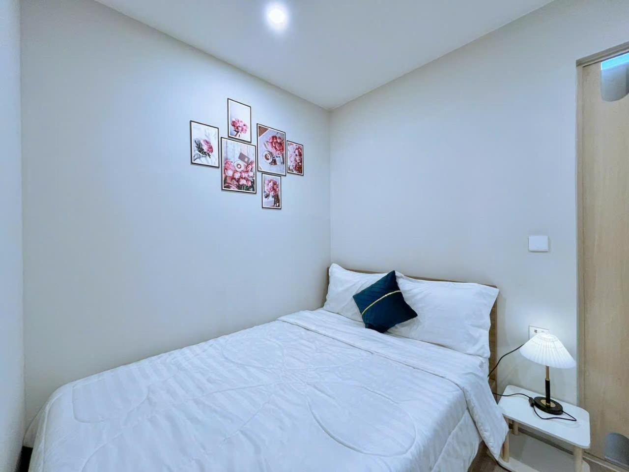 Three-Bedroom Apartment with Sea View - Photo 16