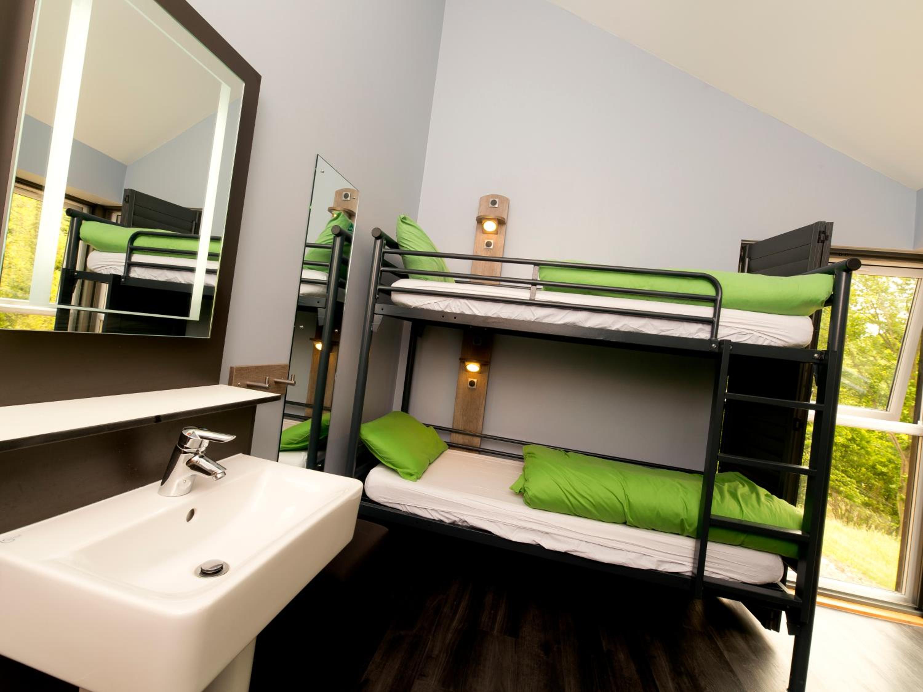 6 Bed Private Room Shared Bathroom photo 2