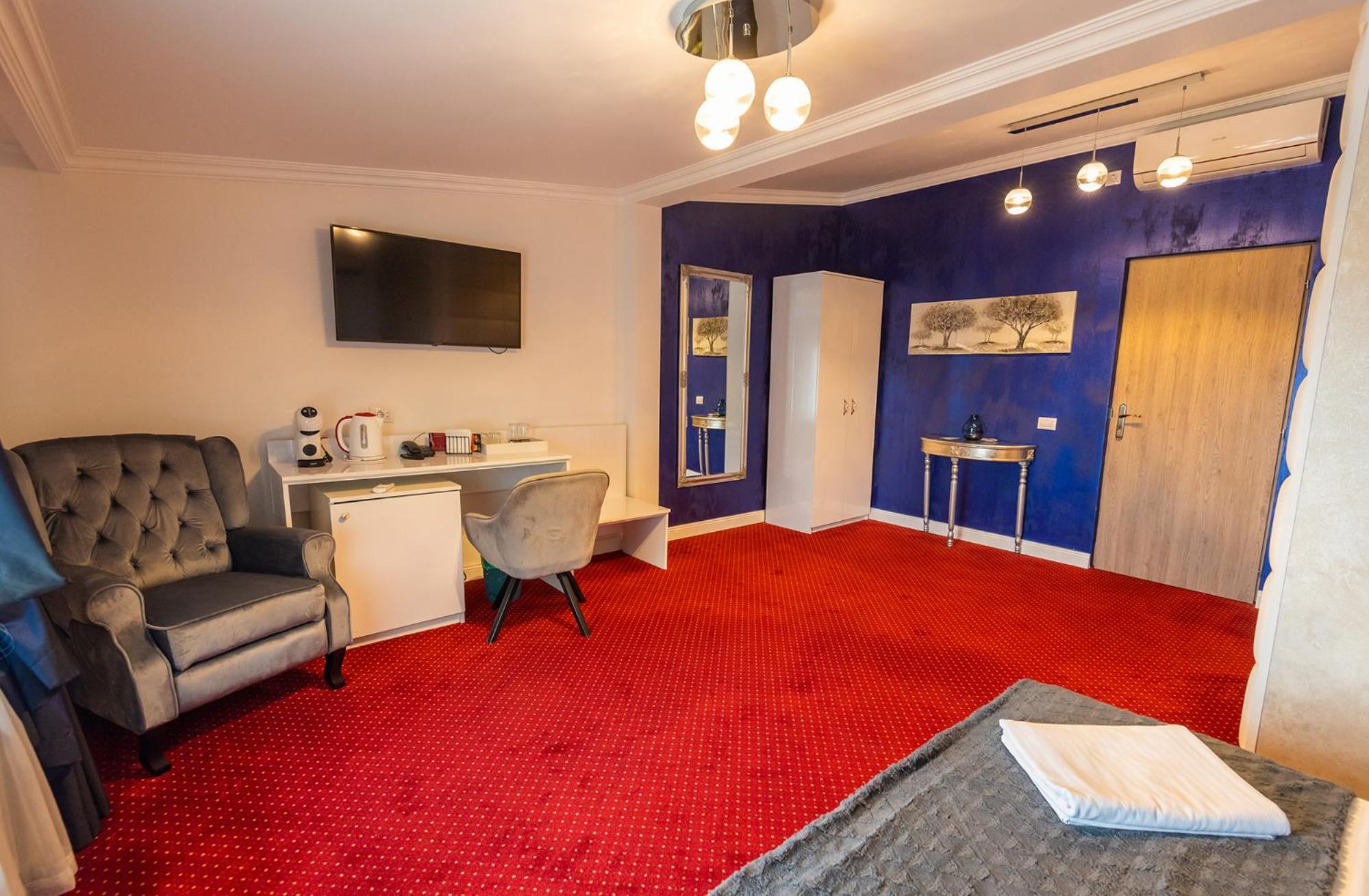 Double Room - Photo 8