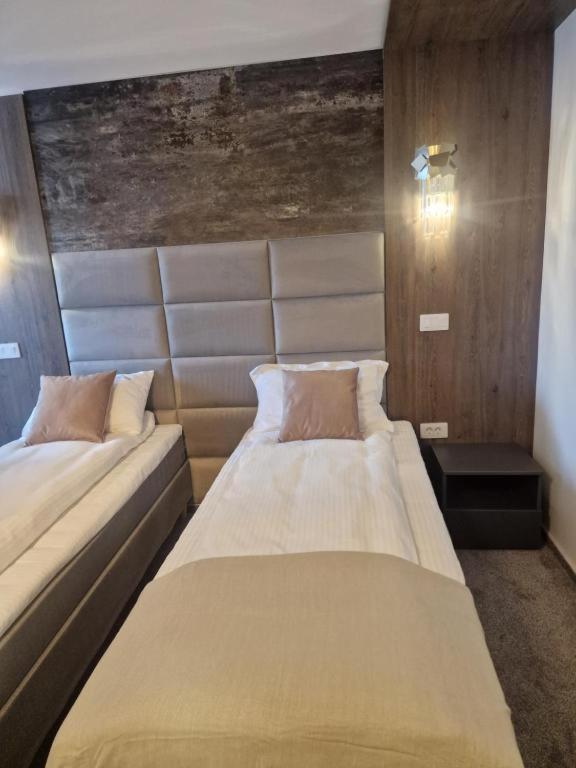 Twin Room - Photo 3