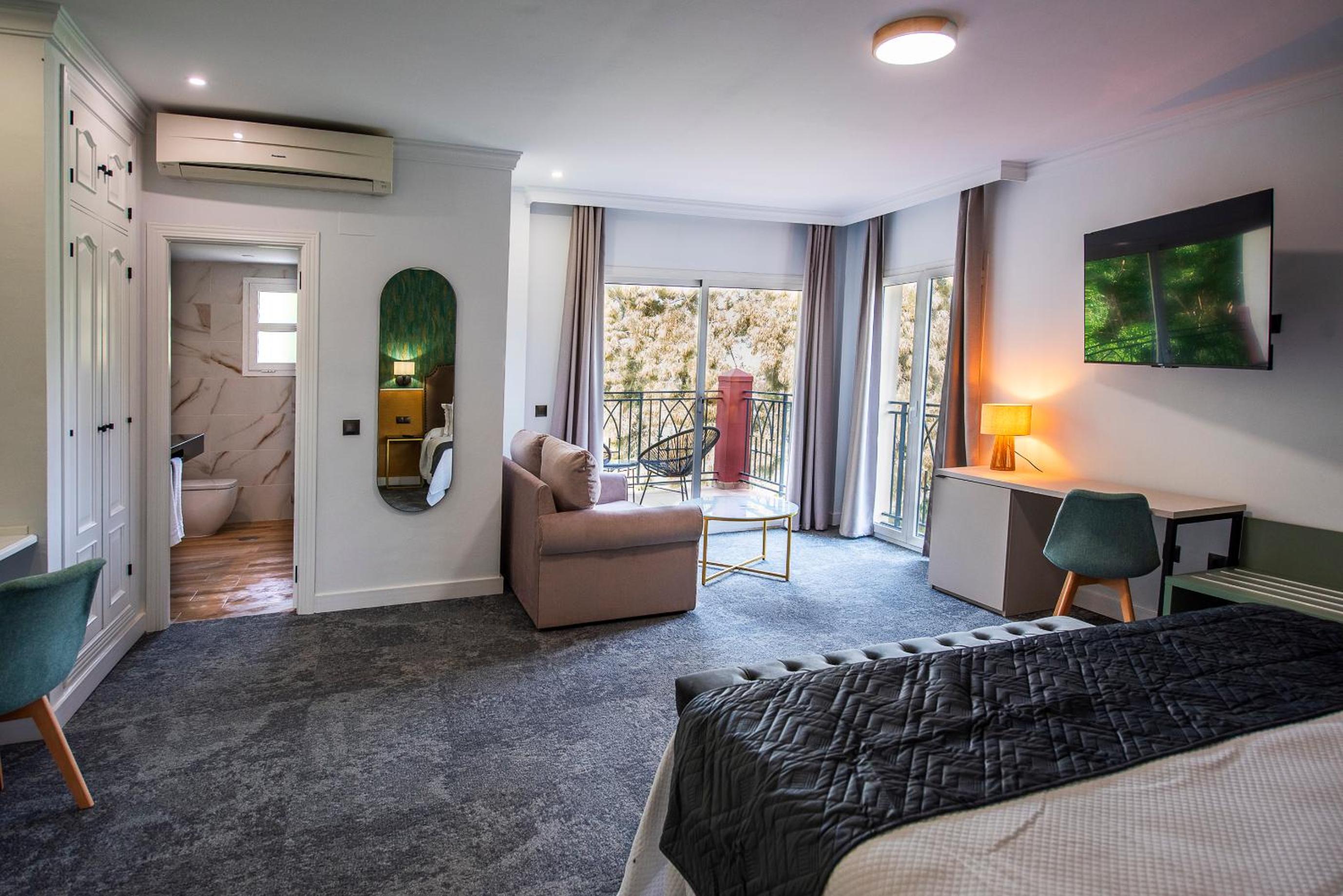 Deluxe King Room photo 2