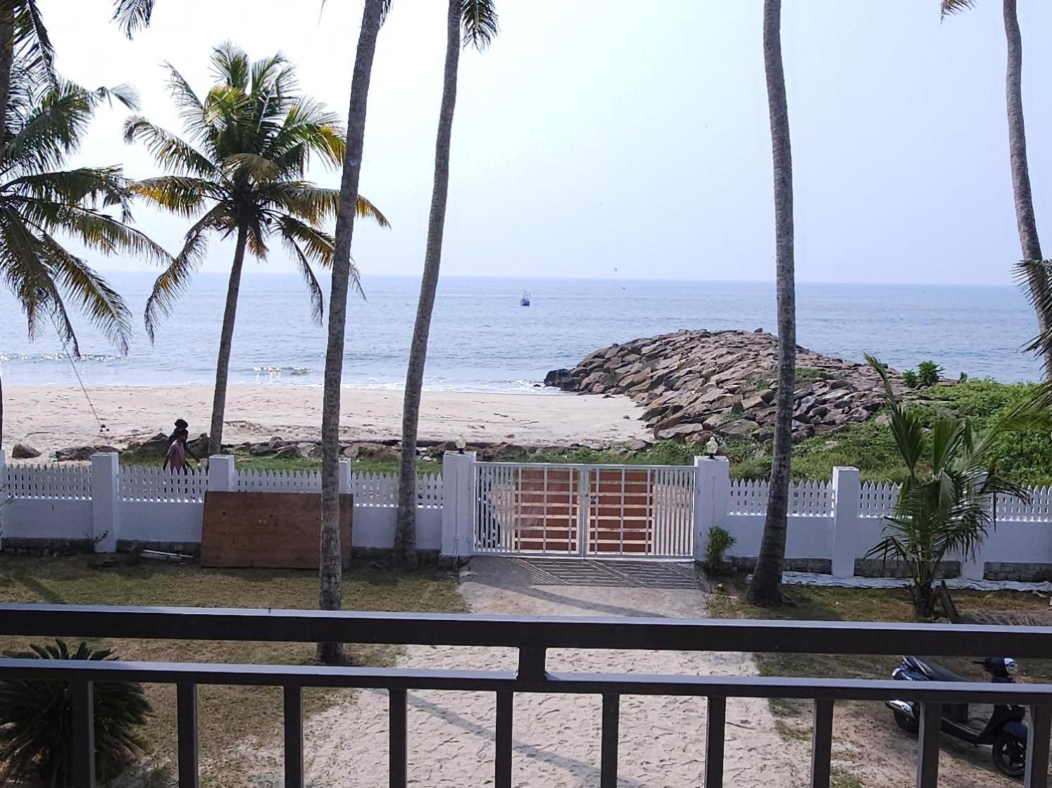 Deluxe Double Room (2 Adults + 1 Child) photo 3
