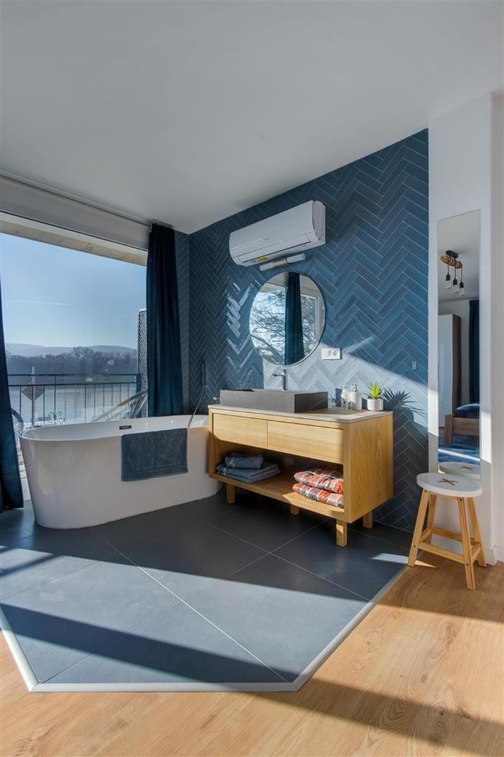 Deluxe King Room - Photo 17