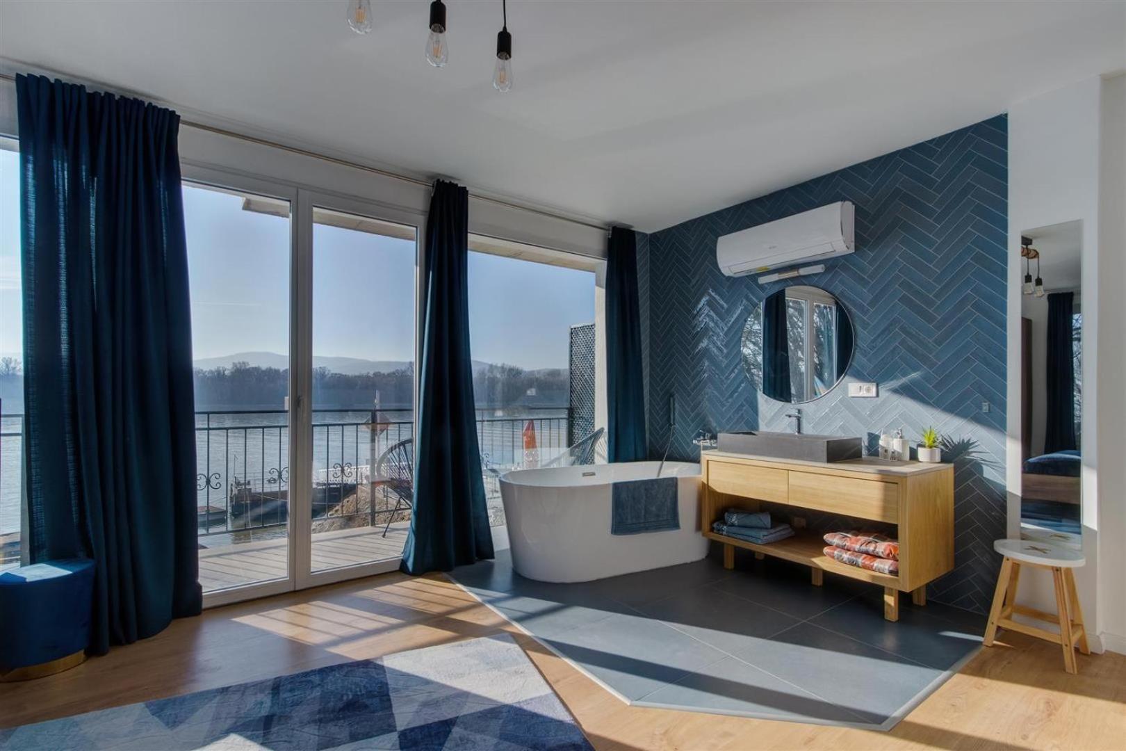 Deluxe King Room - Photo 16