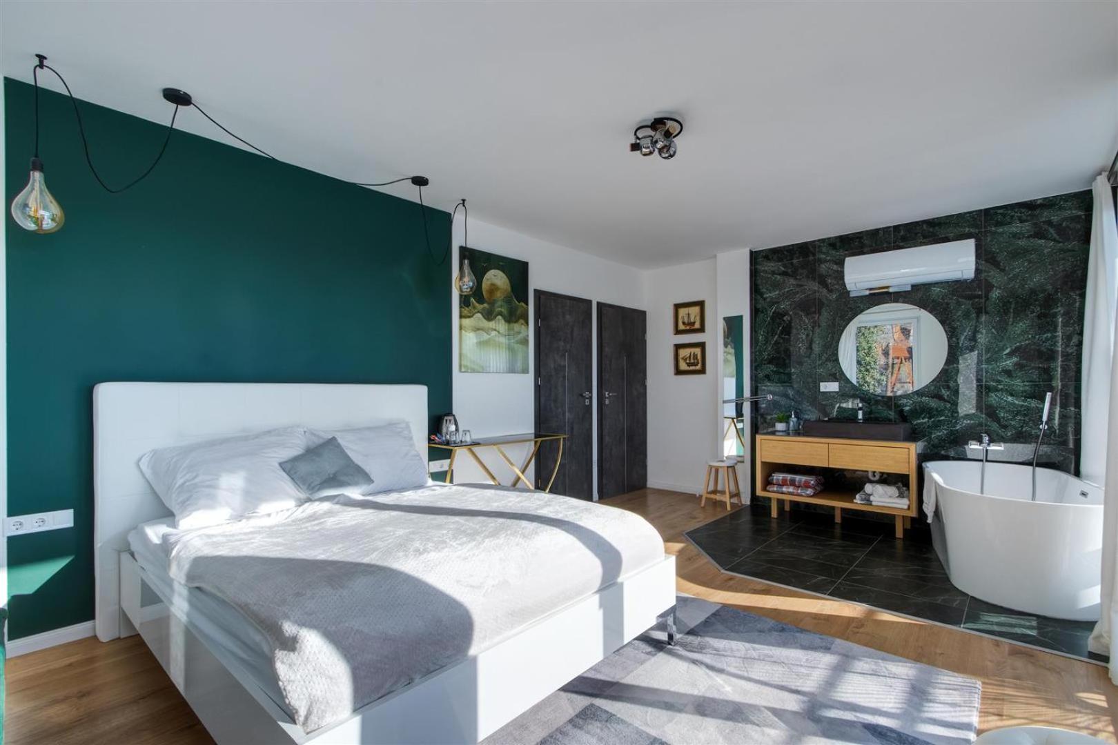 Deluxe Queen Room - Photo 19