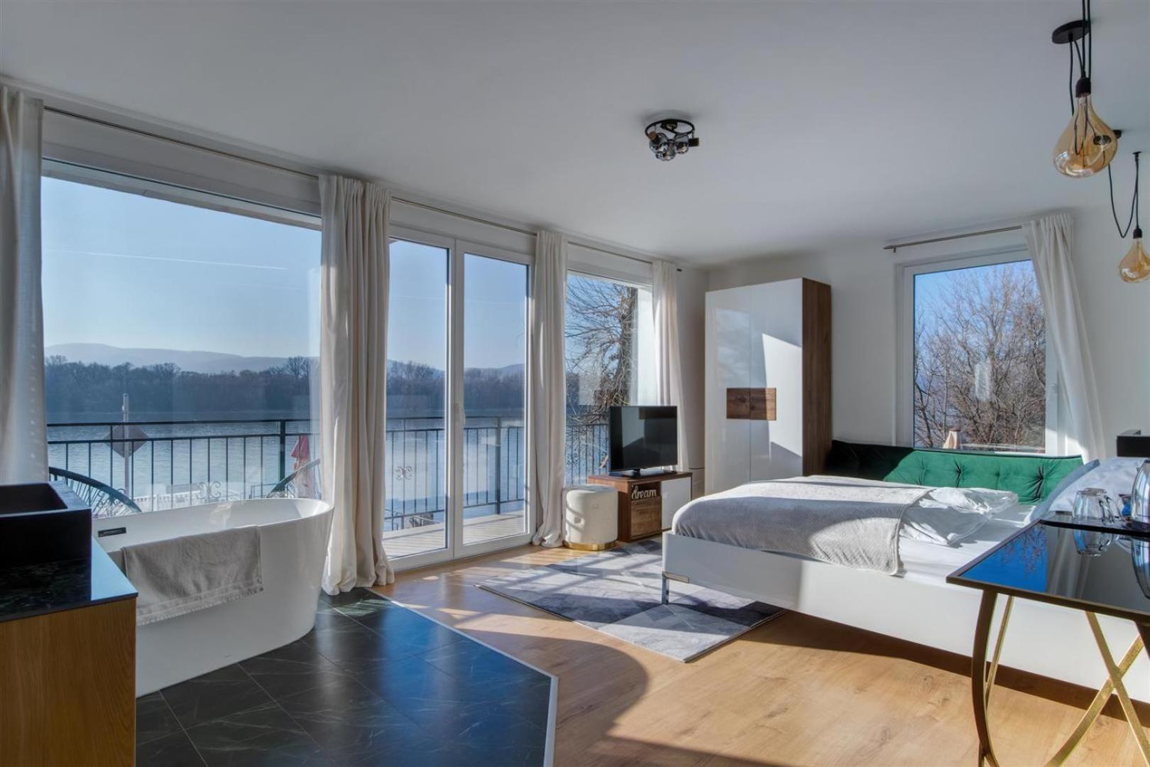 Deluxe Queen Room - Photo 21