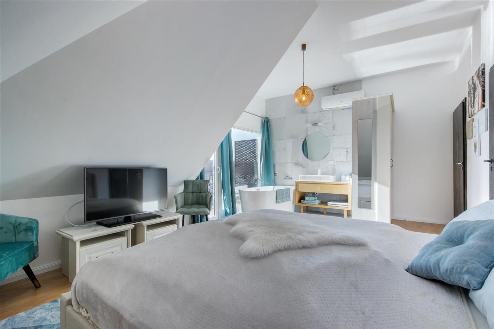 Deluxe Double Room with Bath - Photo 12