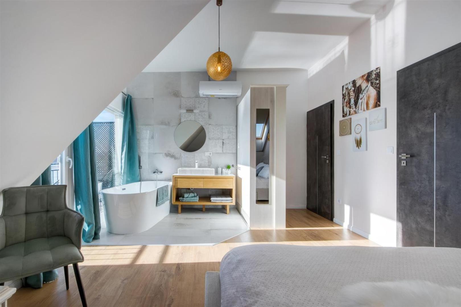 Deluxe Double Room with Bath - Photo 2