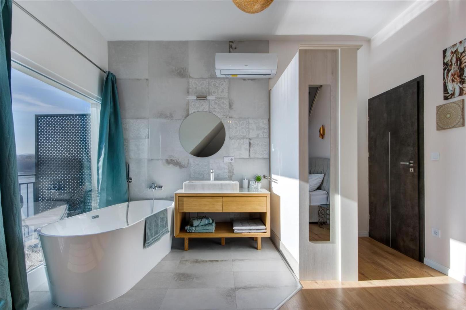 Deluxe Double Room with Bath - Photo 13