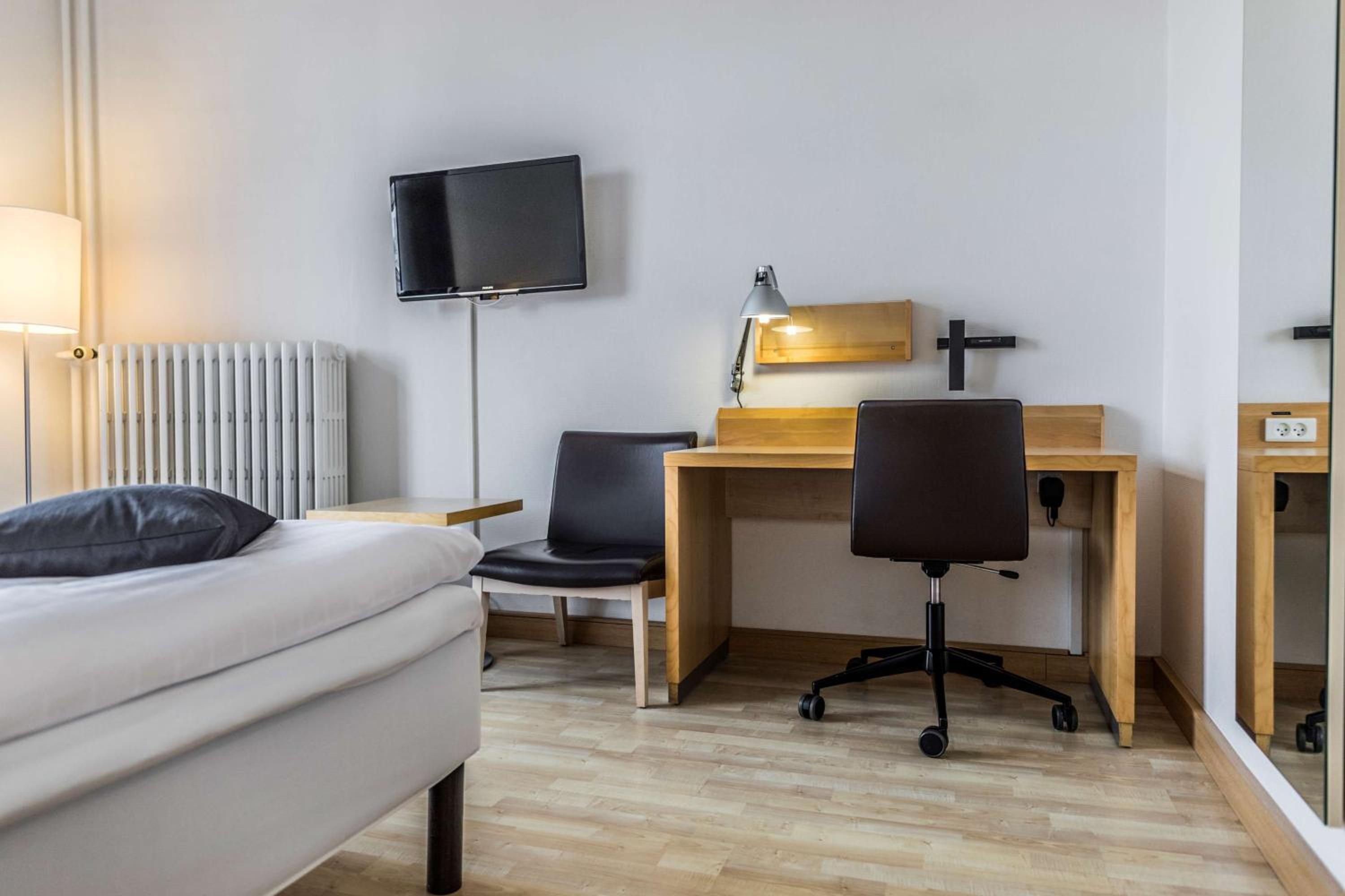 Standard Twin Room - Photo 4