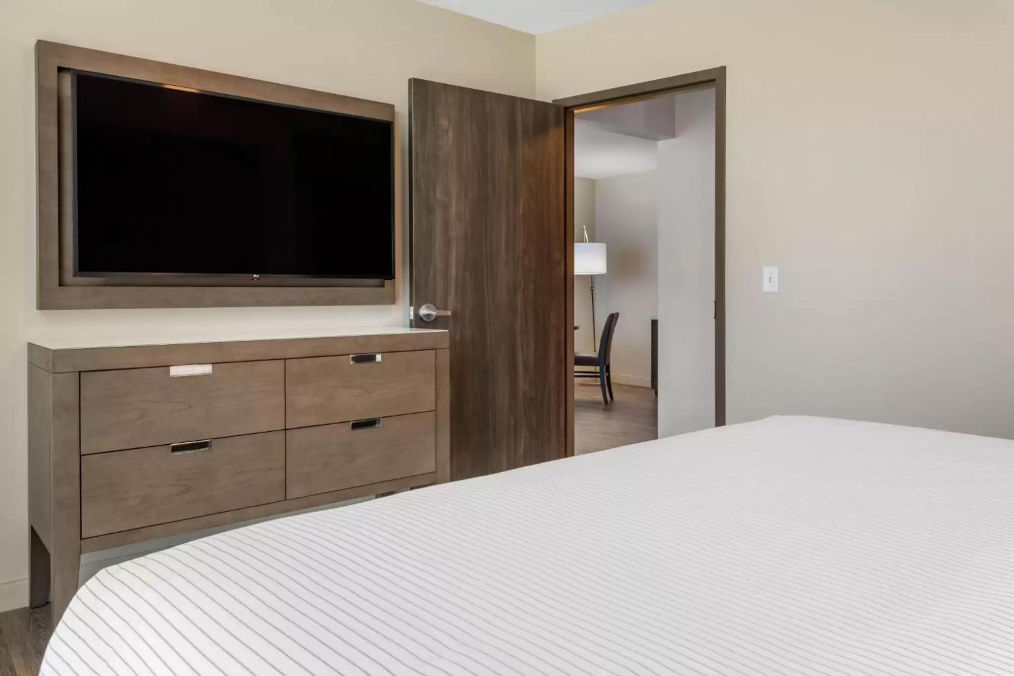 King Suite - Accessible/Non-Smoking - Photo 3