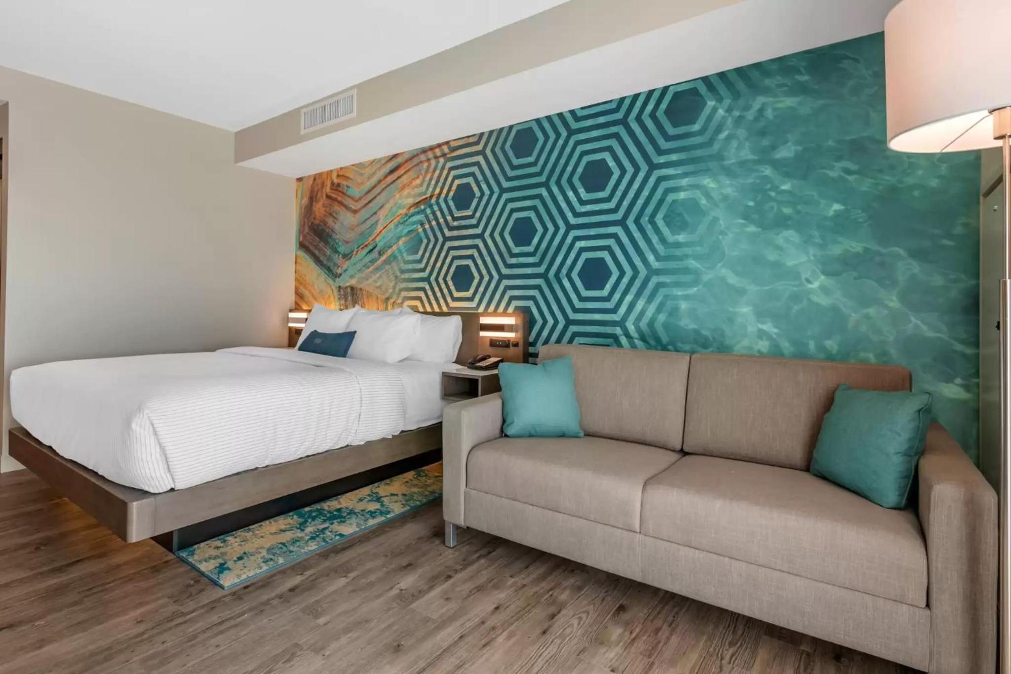 King Room with Sofa Bed - Mobility Accessible/Non-Smoking - Photo 5