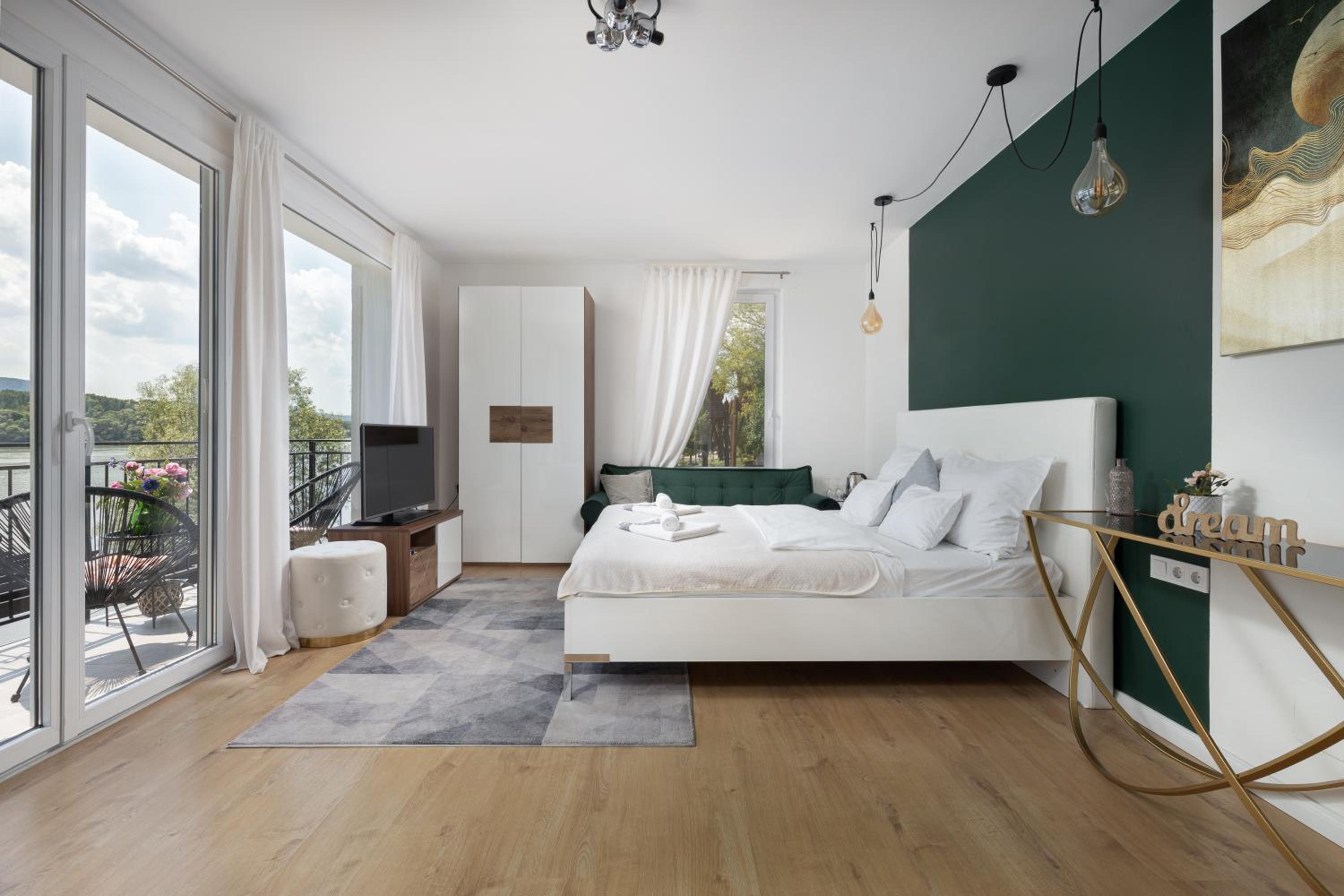 Deluxe Queen Room - Photo 8