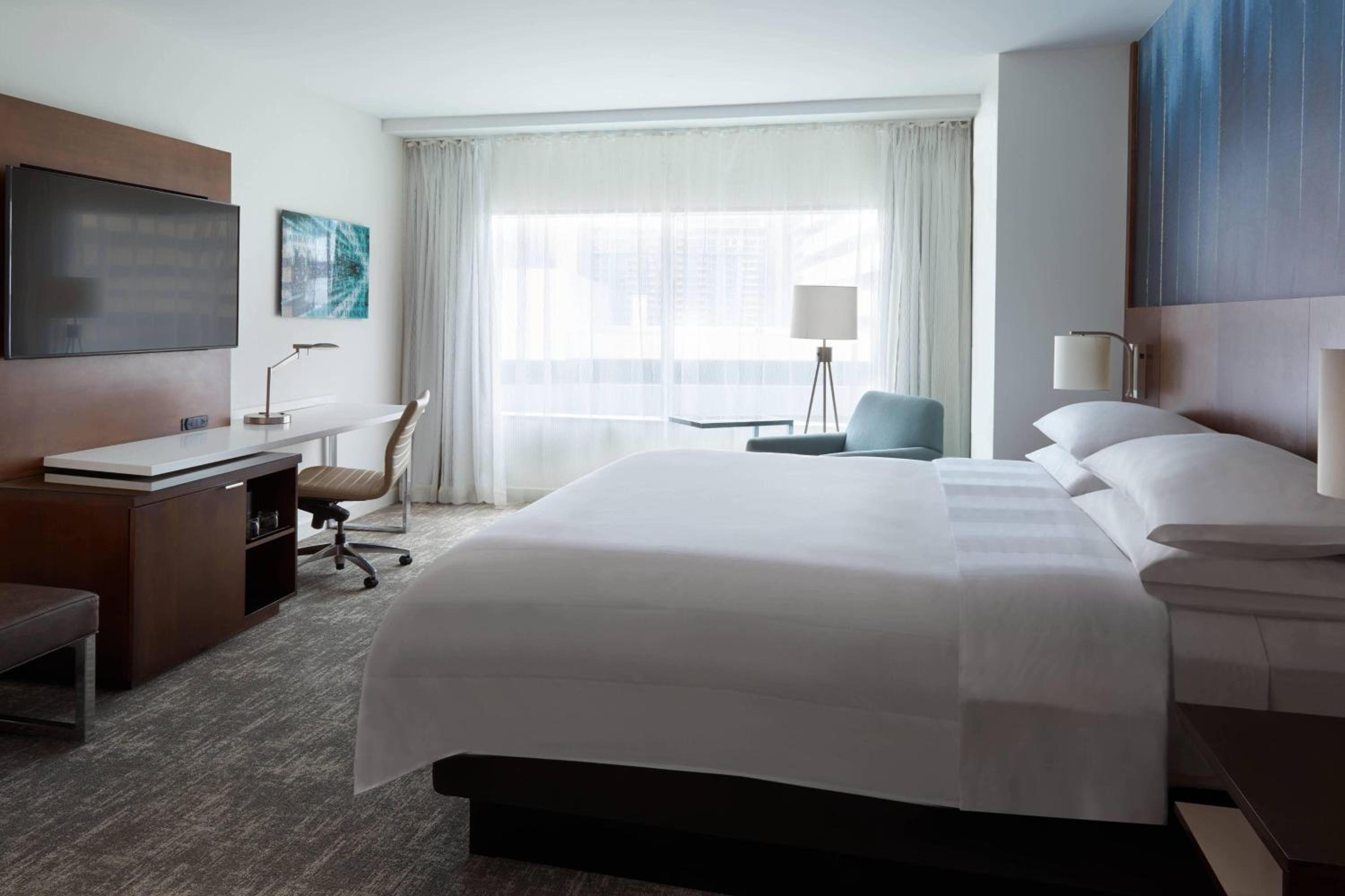 1 Bedroom Suite, 1 King, Sofa bed, City view - Photo 7