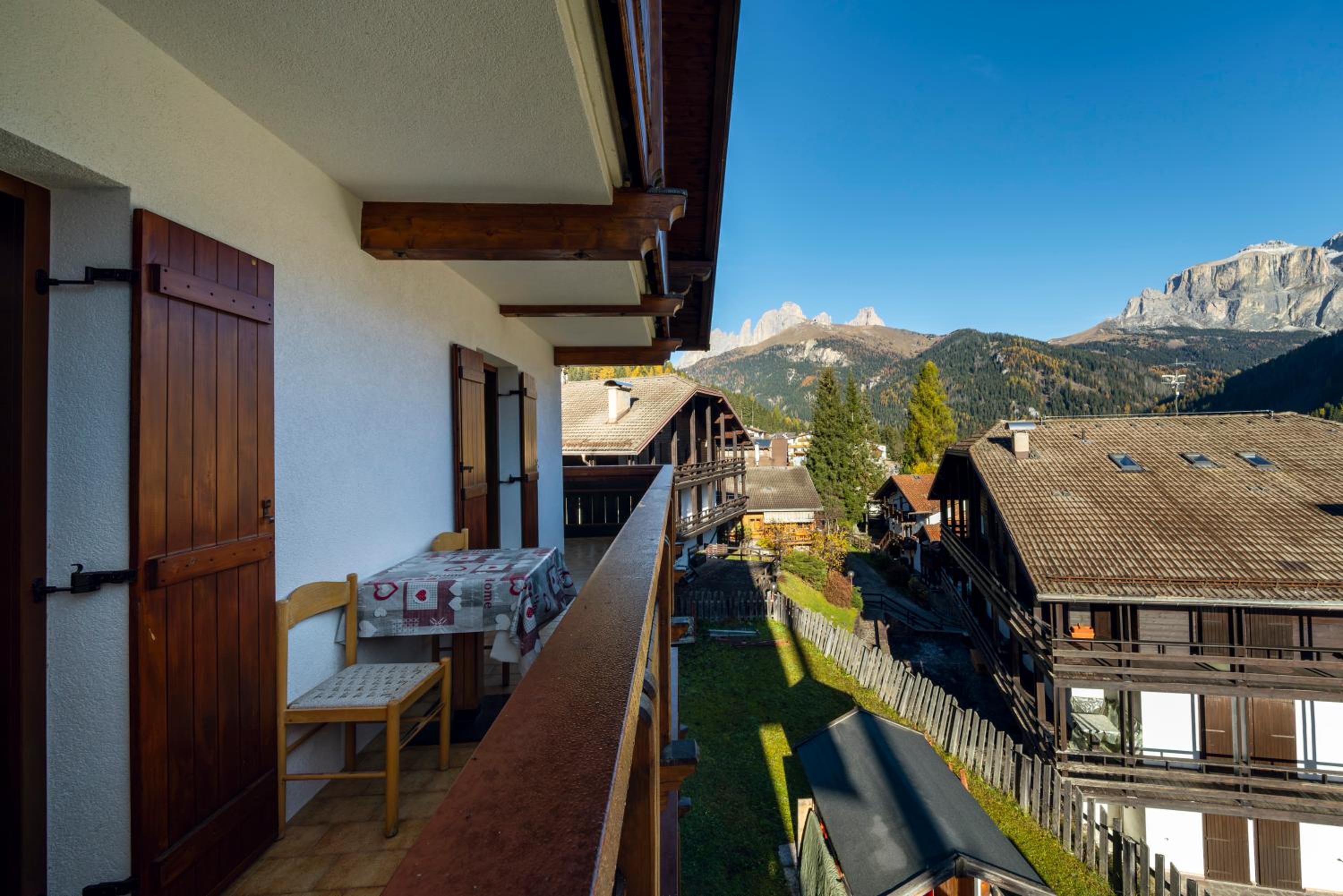 One-Bedroom Apartment with Balcony and Mountain View   photo 3