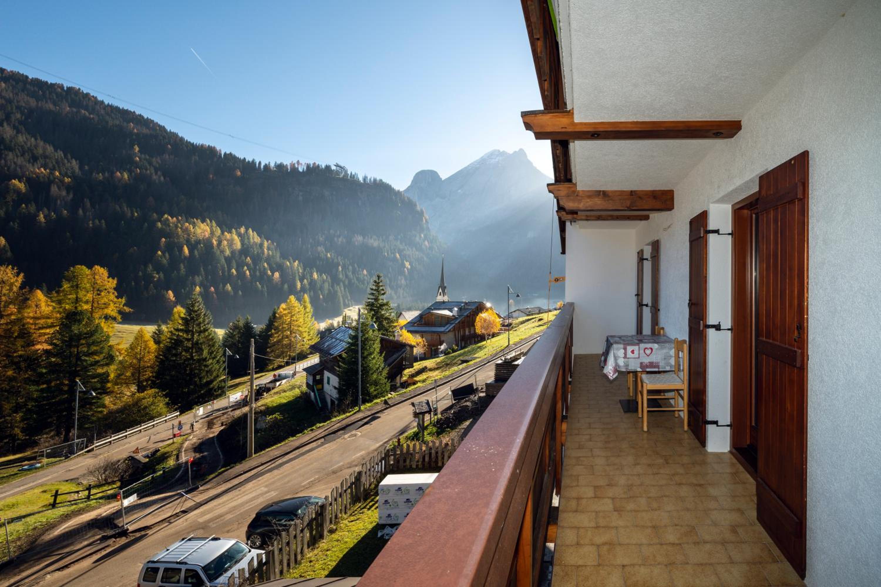 One-Bedroom Apartment with Balcony and Mountain View   photo 2
