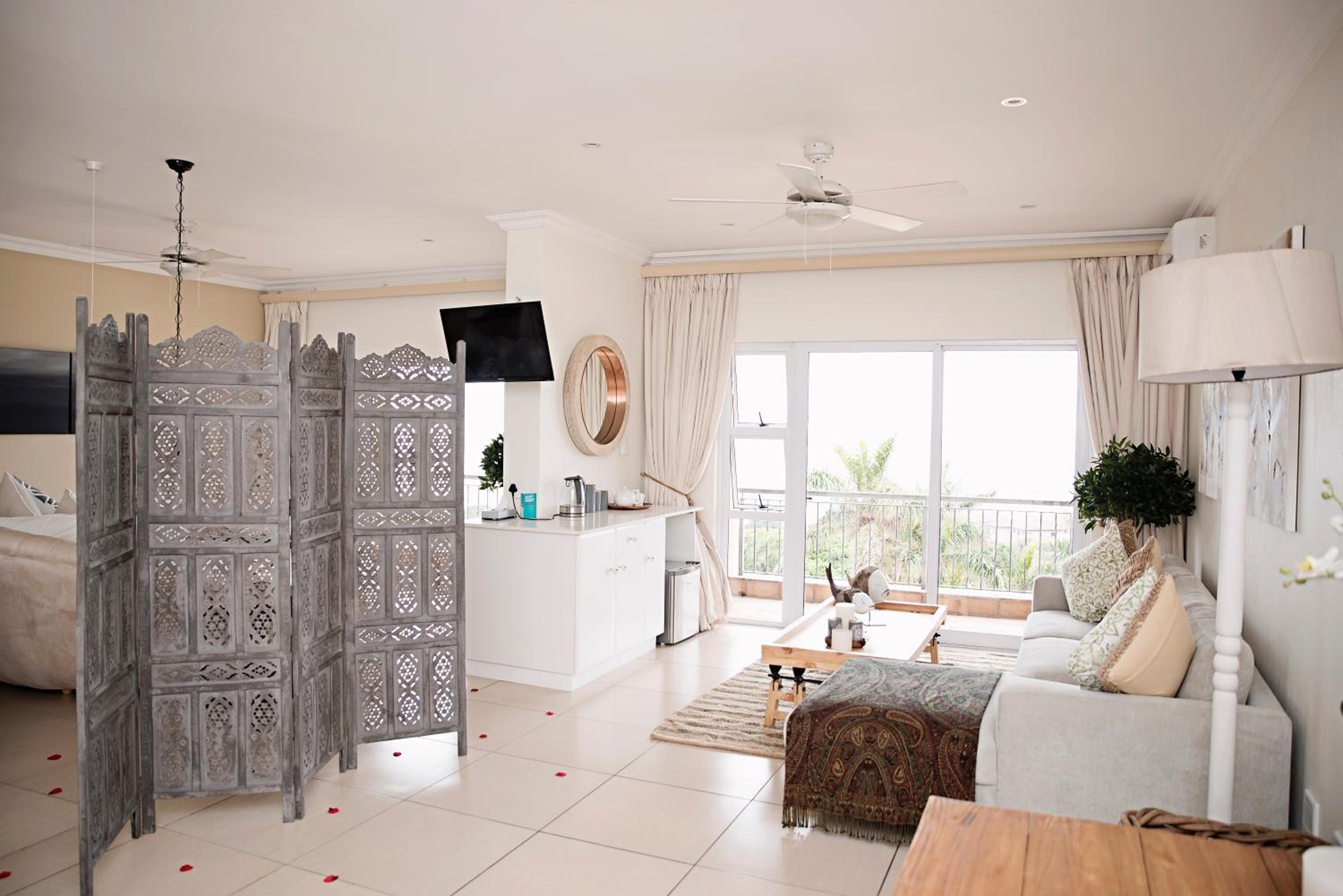 Honeymoon Suite - Photo 13