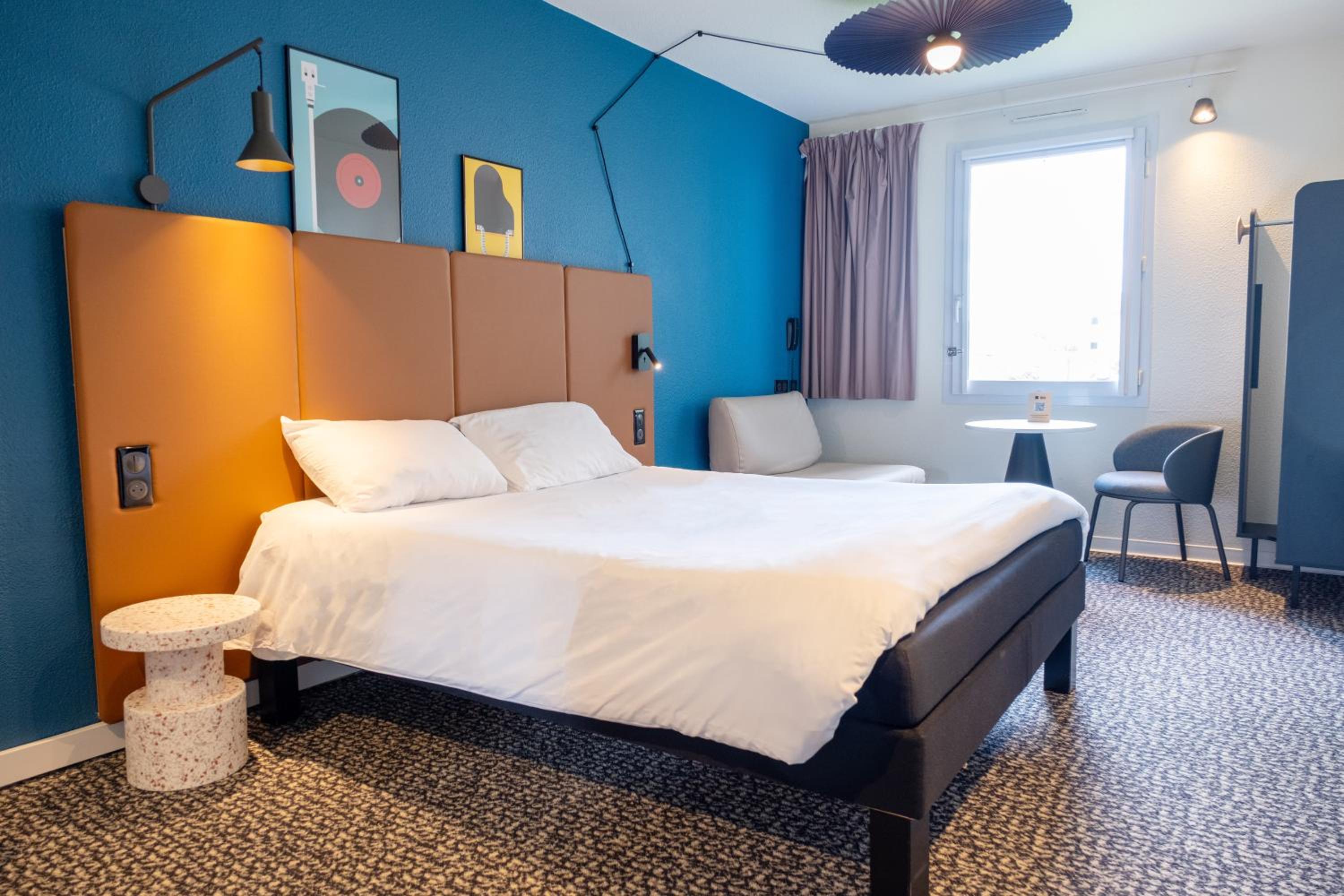 Standard Room with One Double bed and One Small bed - Photo 2