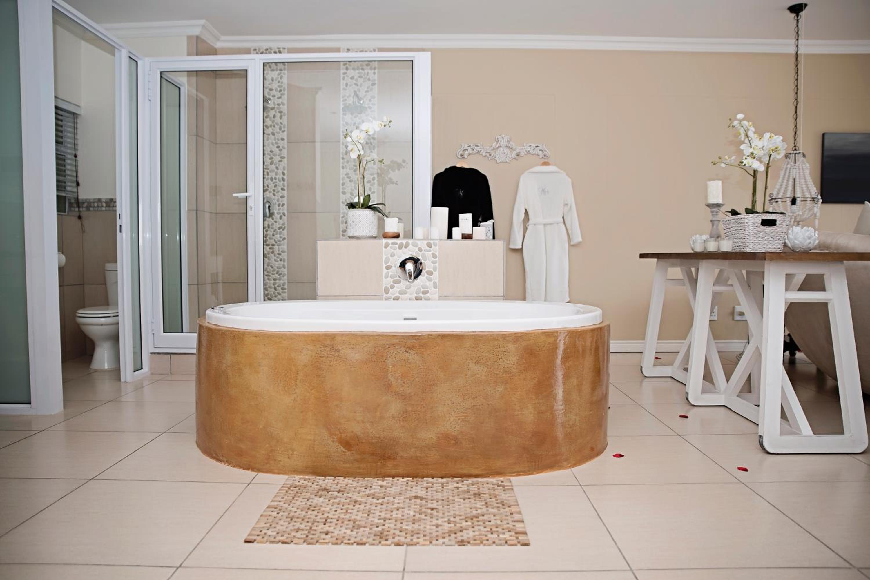 Honeymoon Suite - Photo 2
