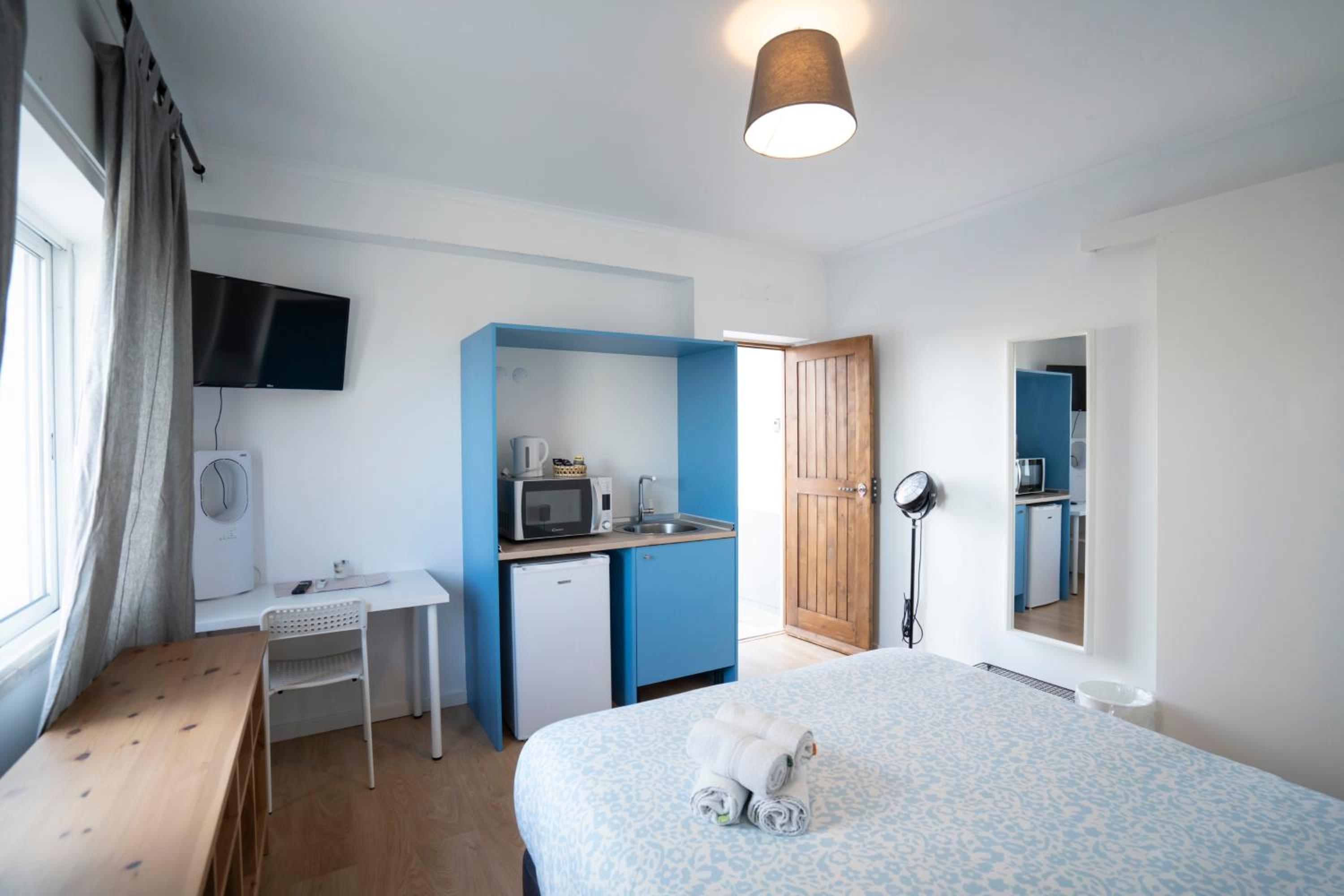 Double Room with Pool View - Photo 8