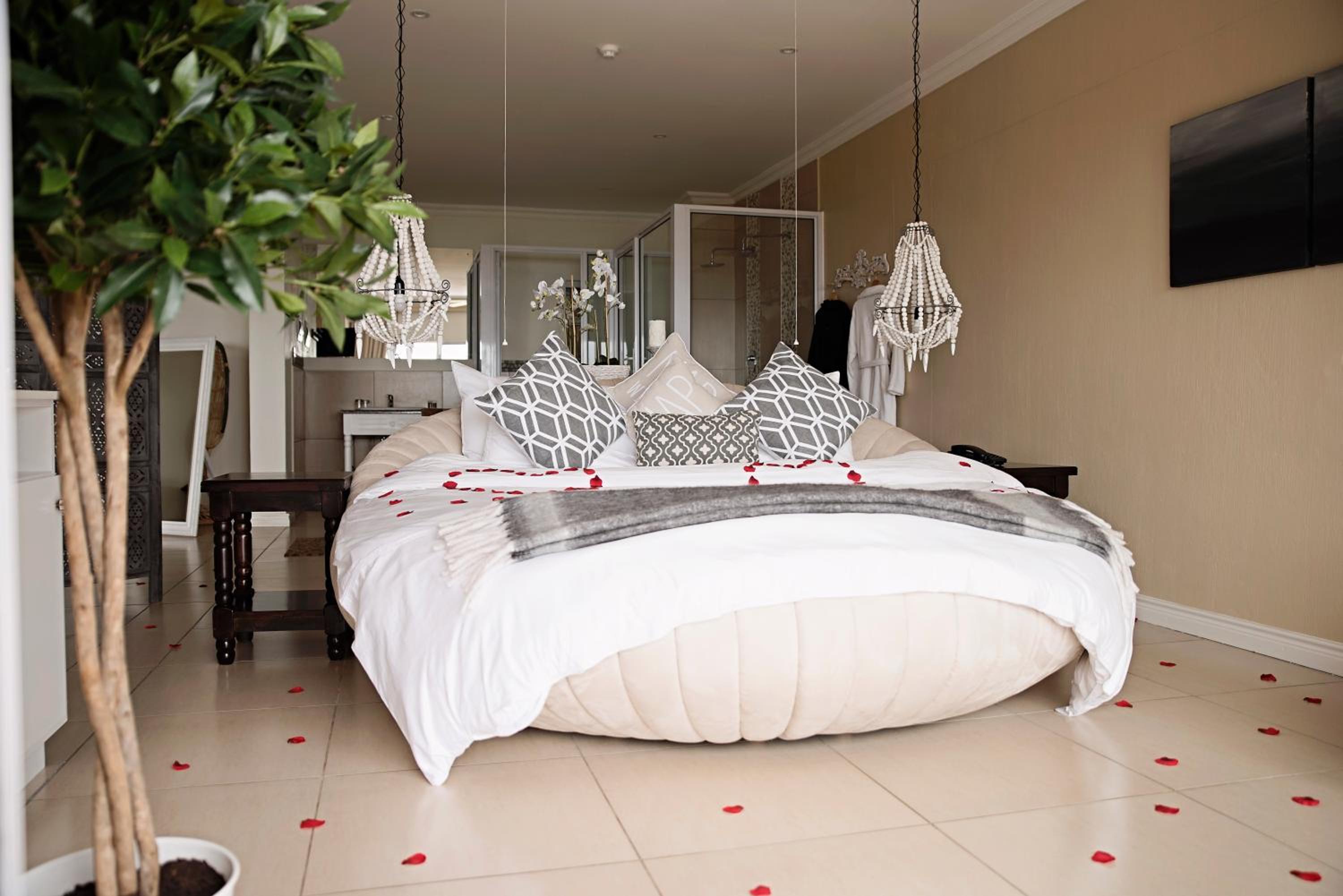 Honeymoon Suite - Photo 4