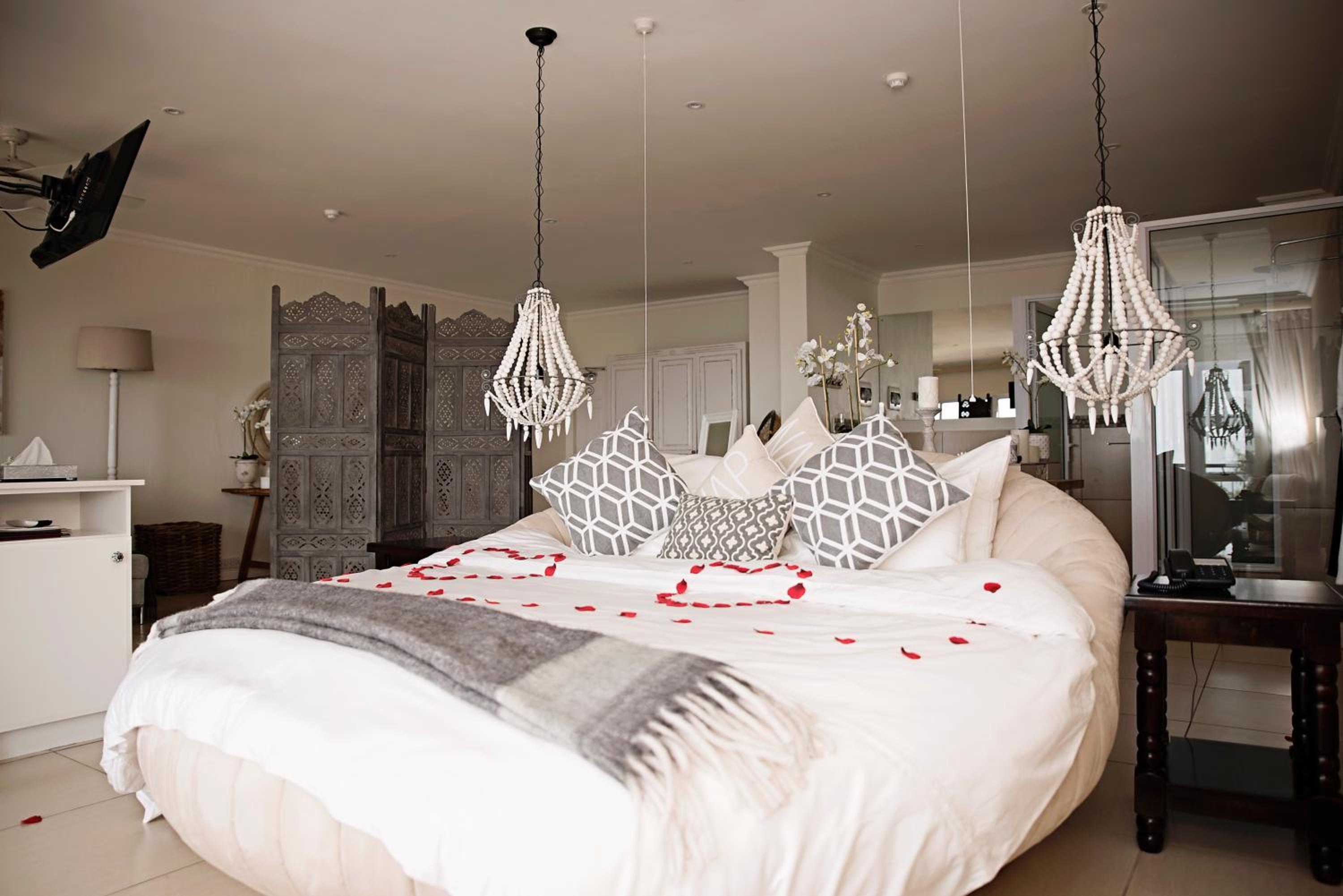Honeymoon Suite - Photo 7