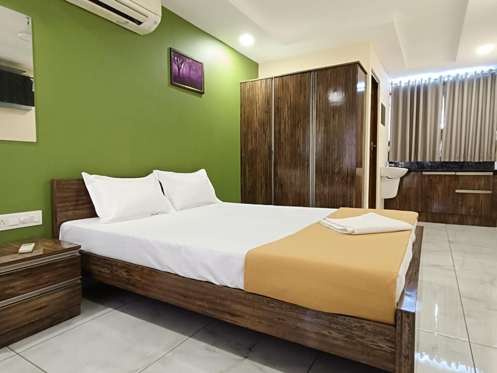 Deluxe Double Room (2 Adults + 1 Child) photo 3