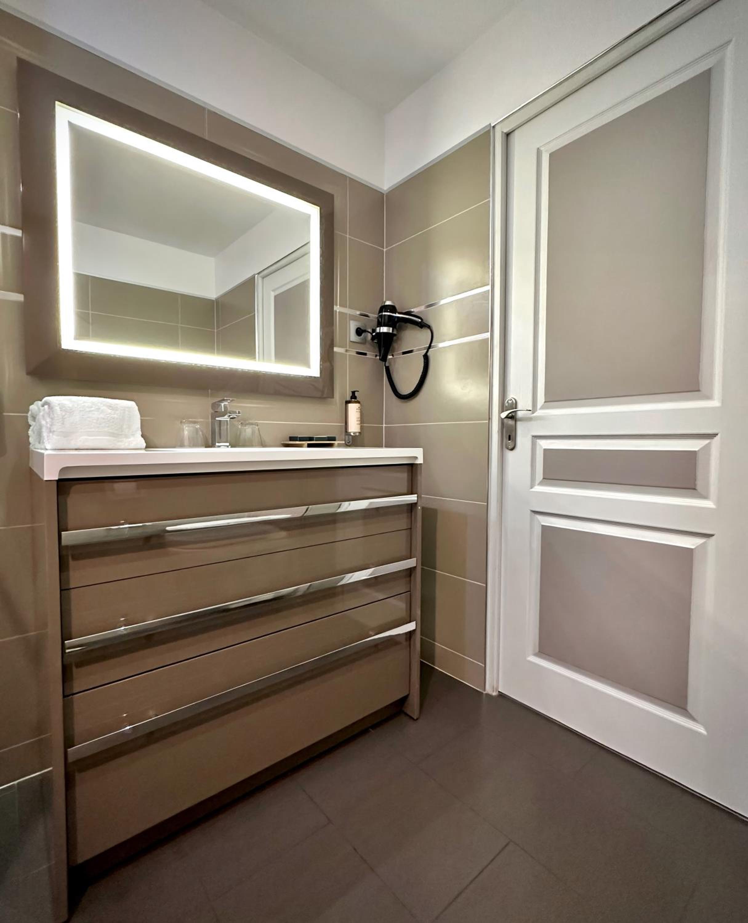 Prestige Double or Twin Room - Photo 6