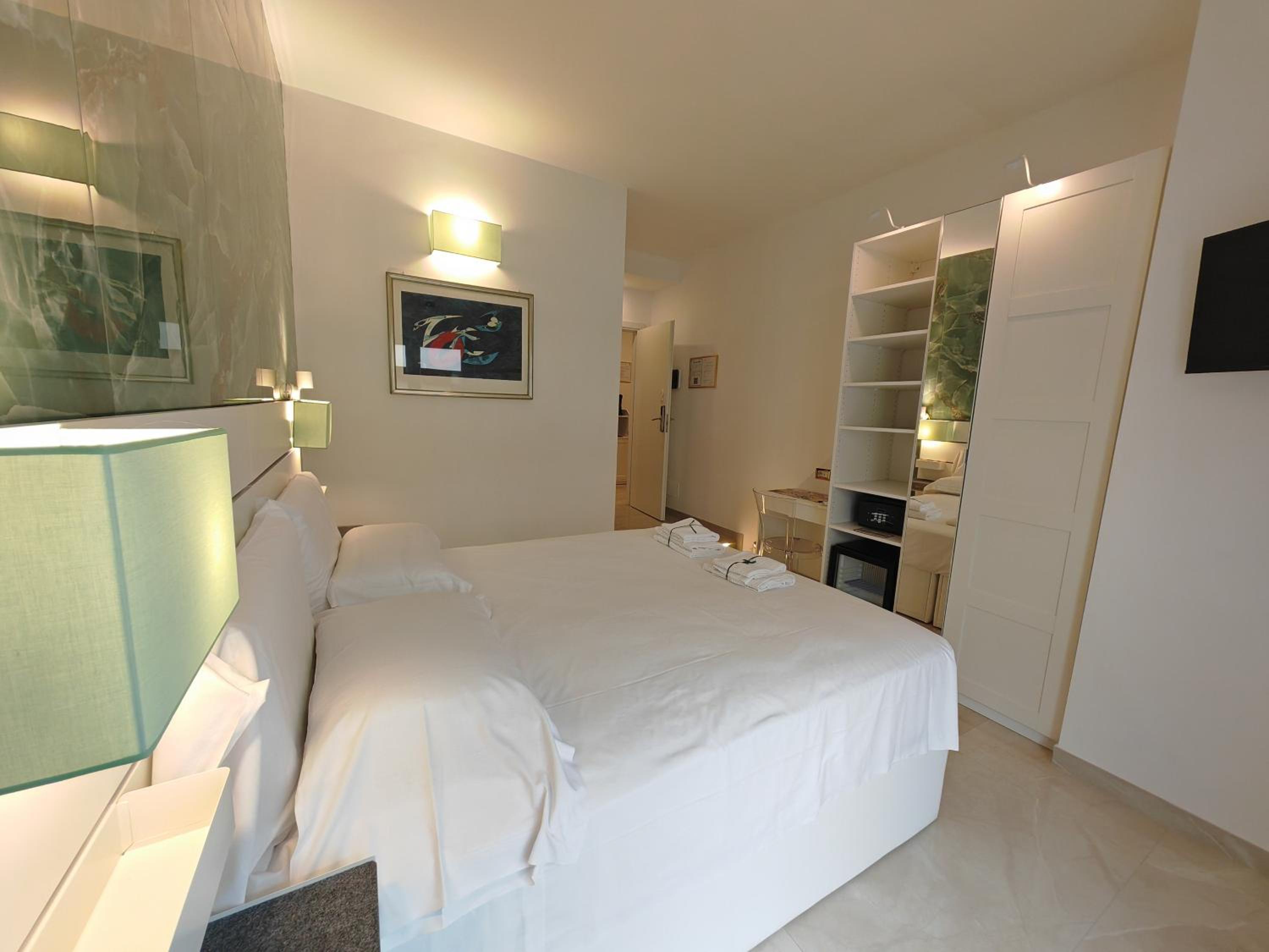 Deluxe Double Room with Balcony photo 3
