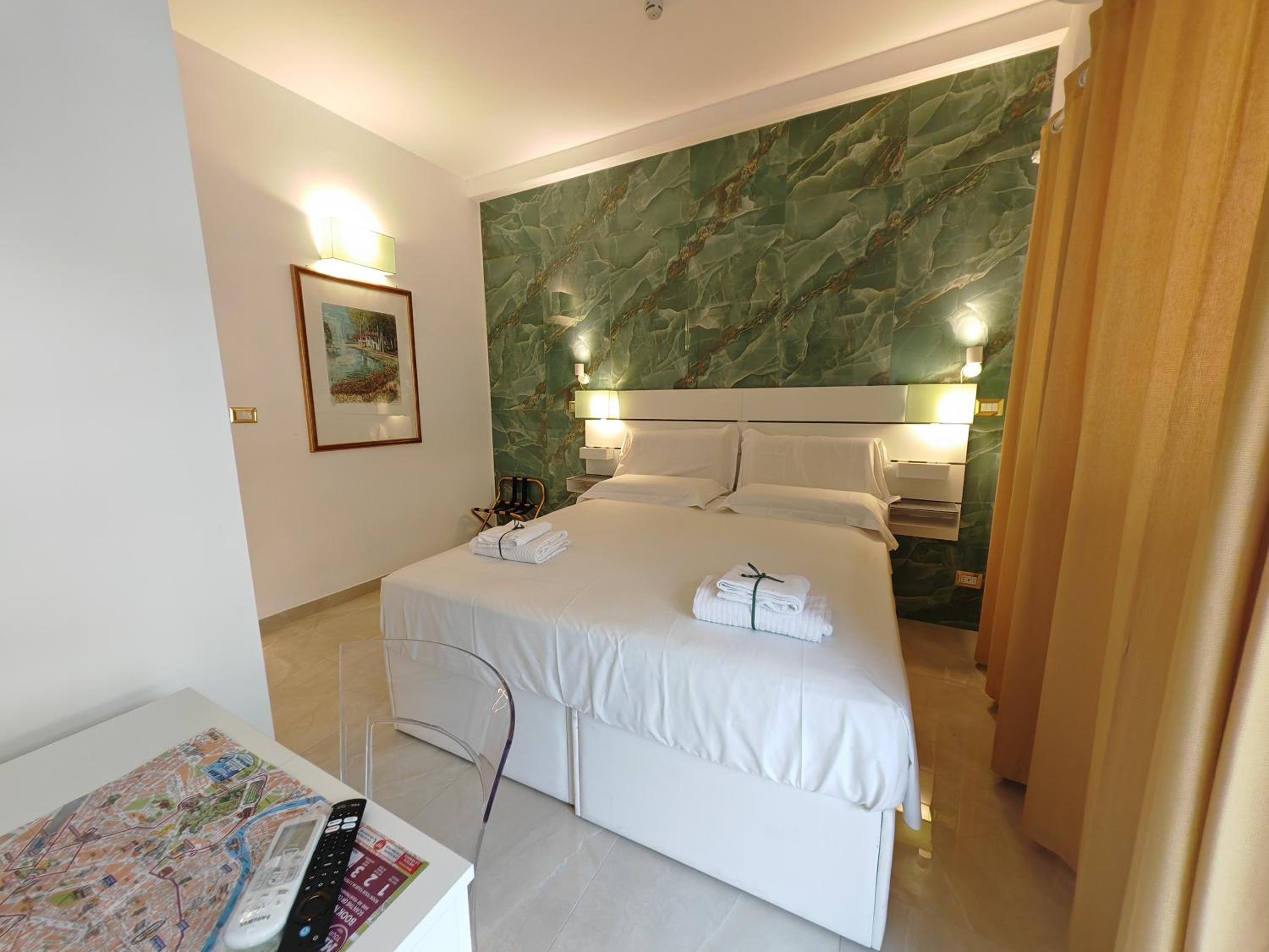 Queen Room with Balcony photo 3