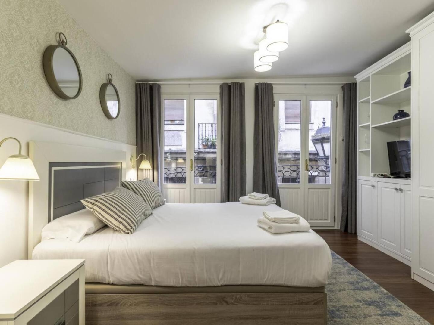 Apartamento de una habitación con balcón y vista a la ciudad