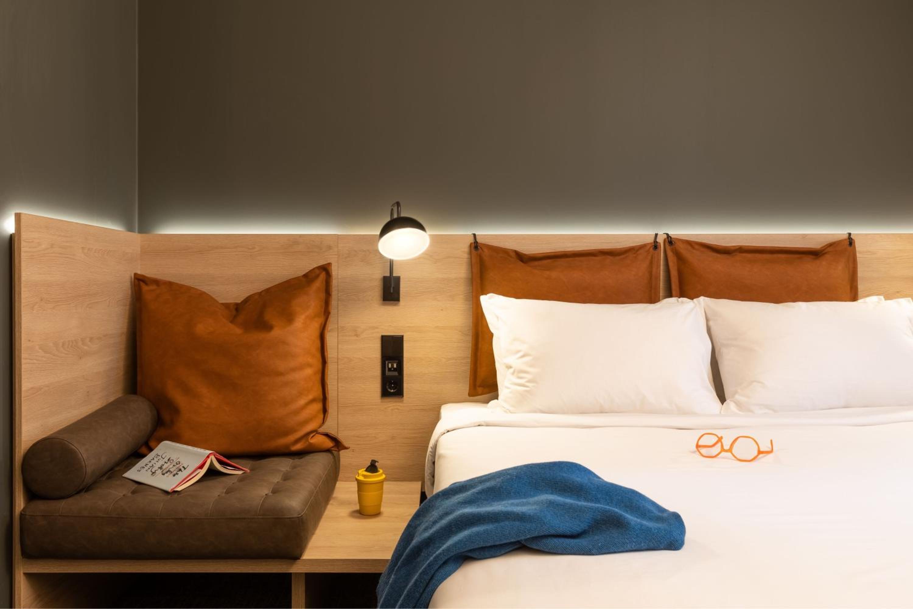 Moxy Queen Room - Photo 6