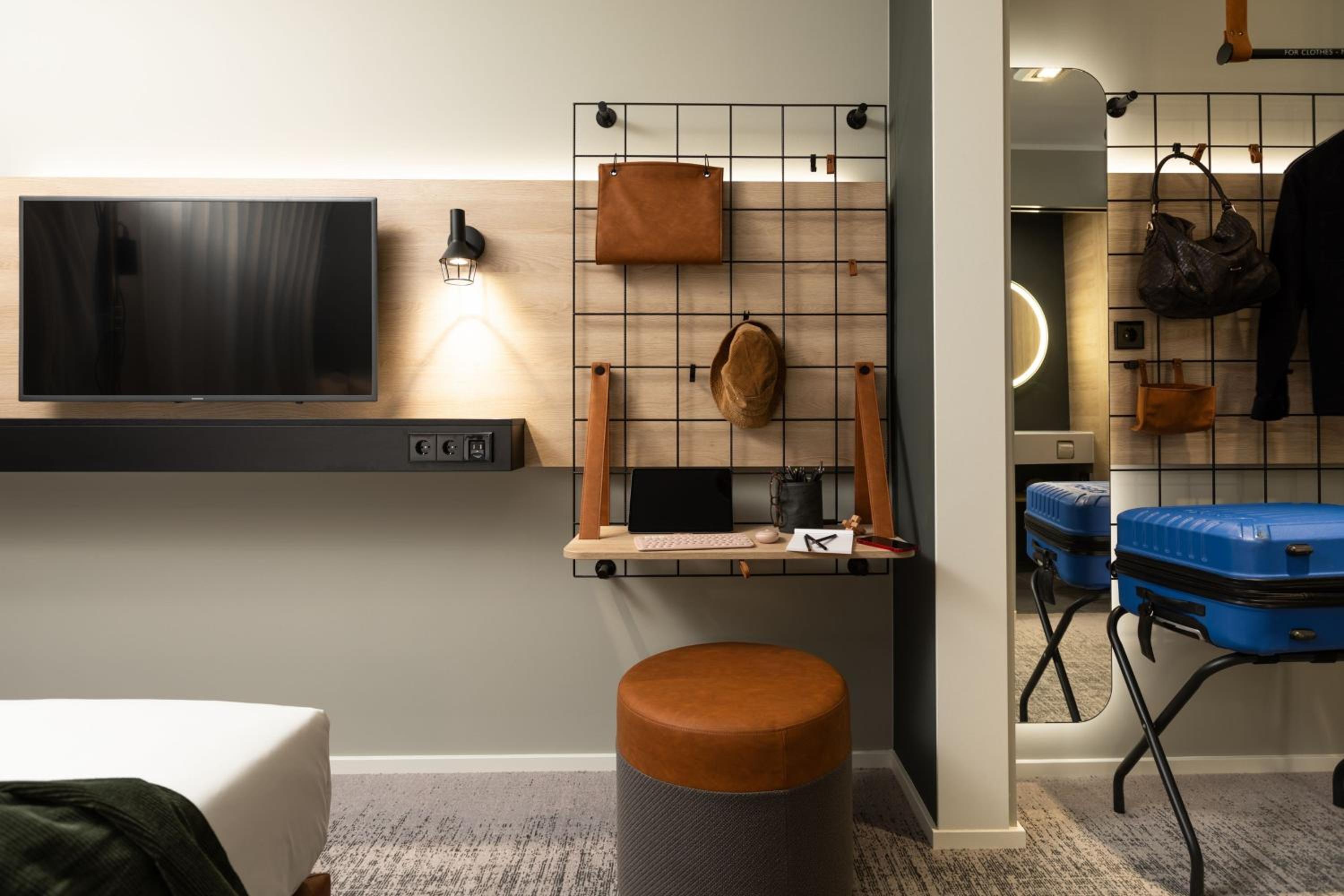 Moxy Queen Room - Photo 7