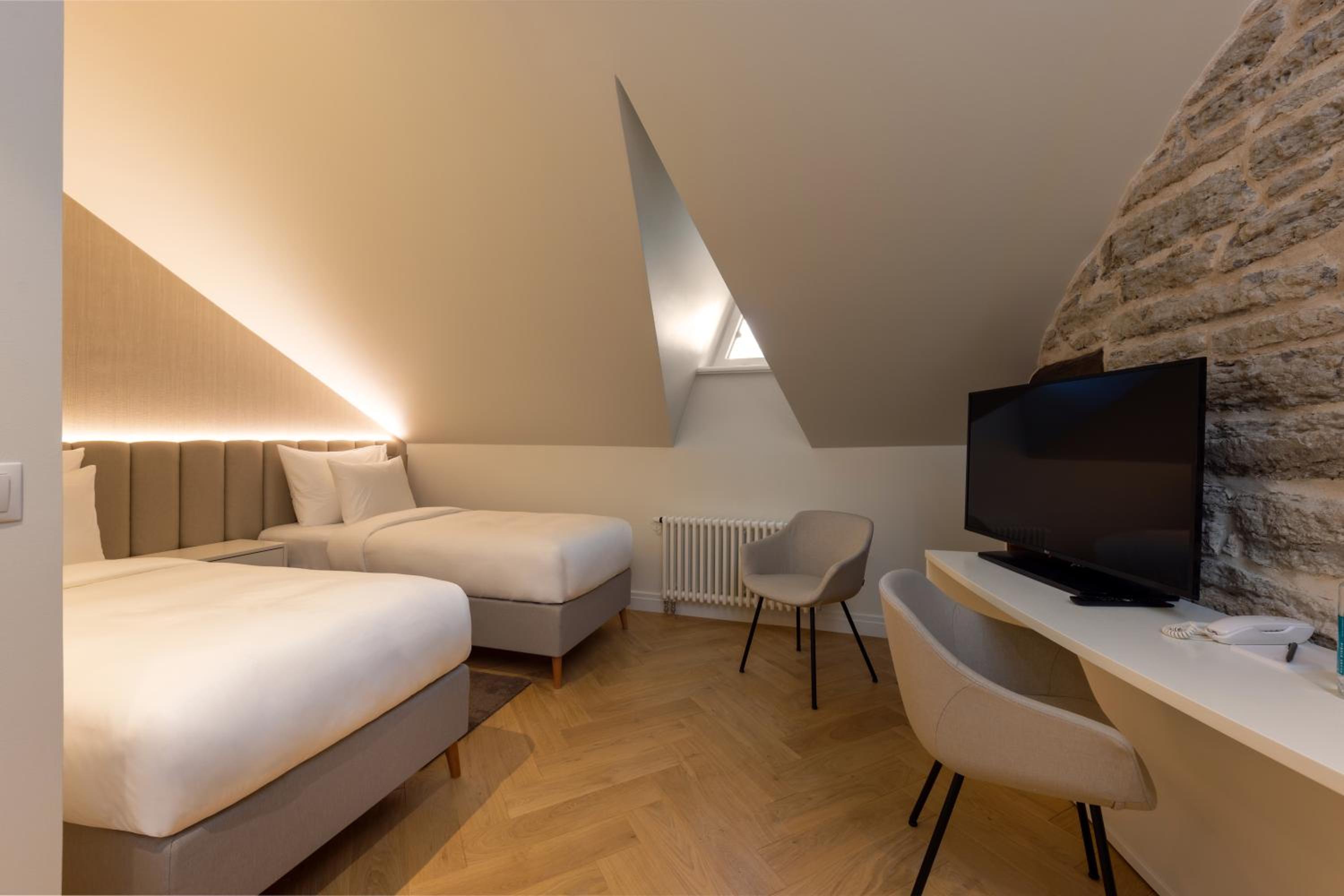 Attic Twin Room - Photo 2