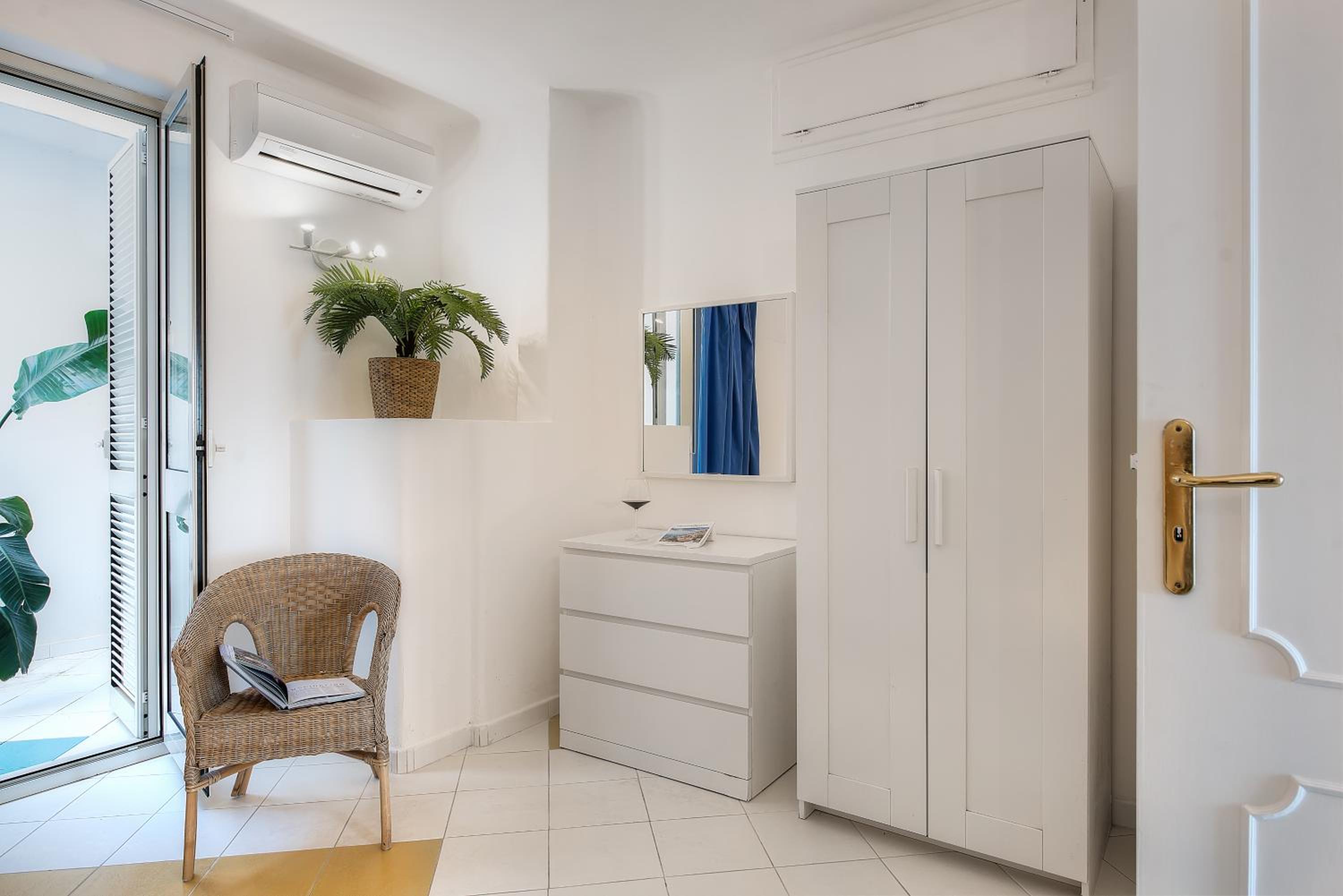 Classic One Bedroom Apartment with Sea View