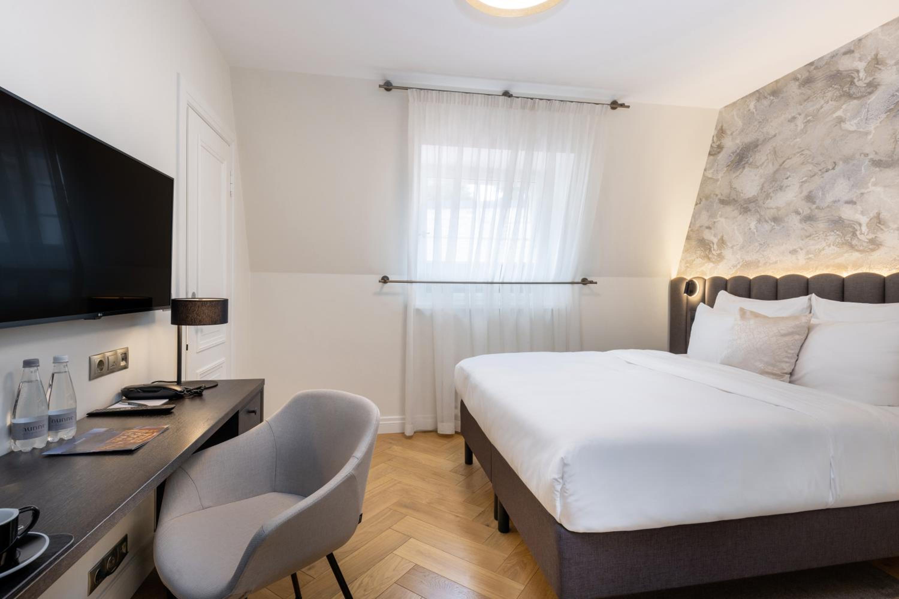 Small Double Room - Photo 3