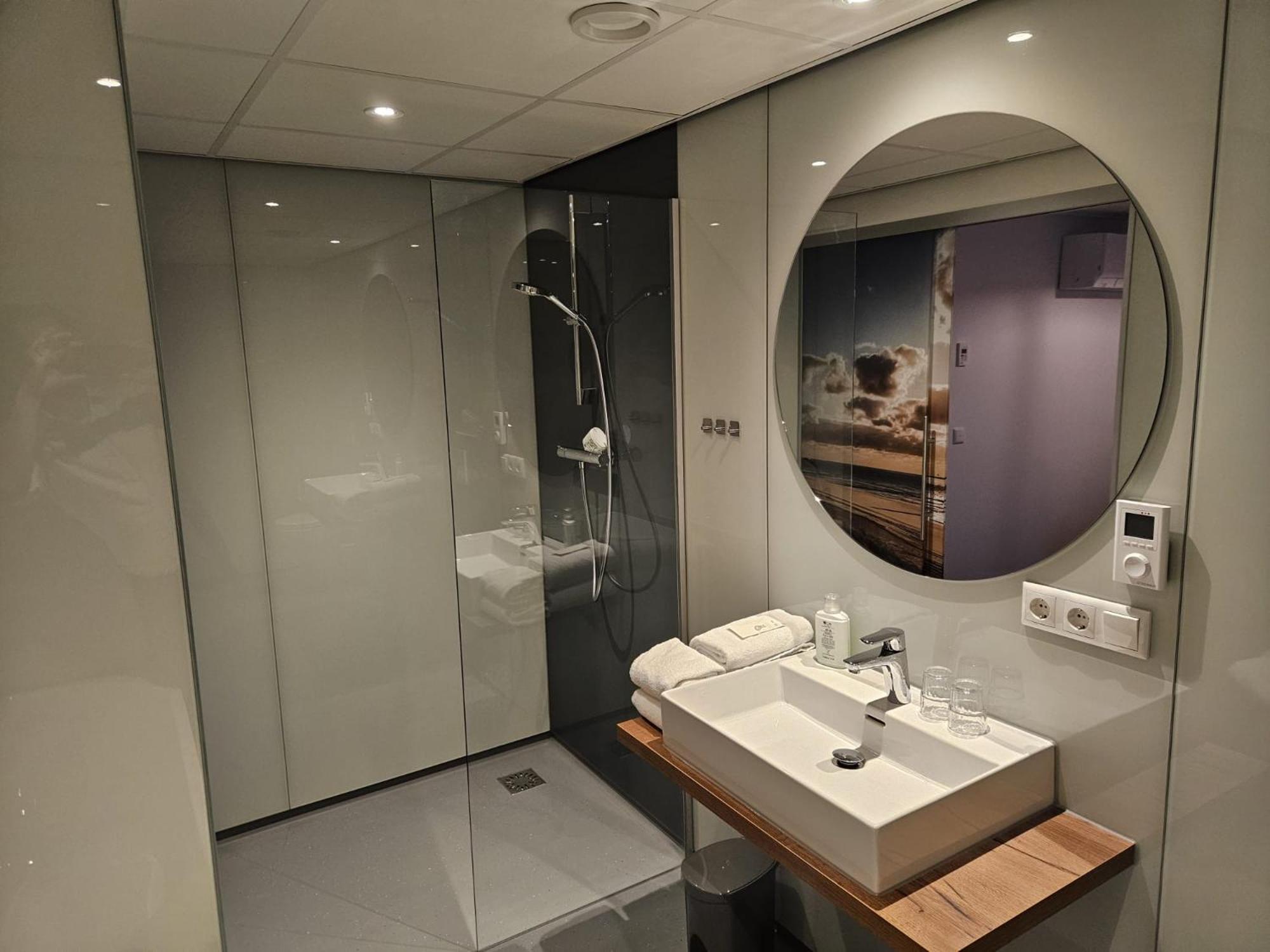 Twin Room with Bath - Photo 2