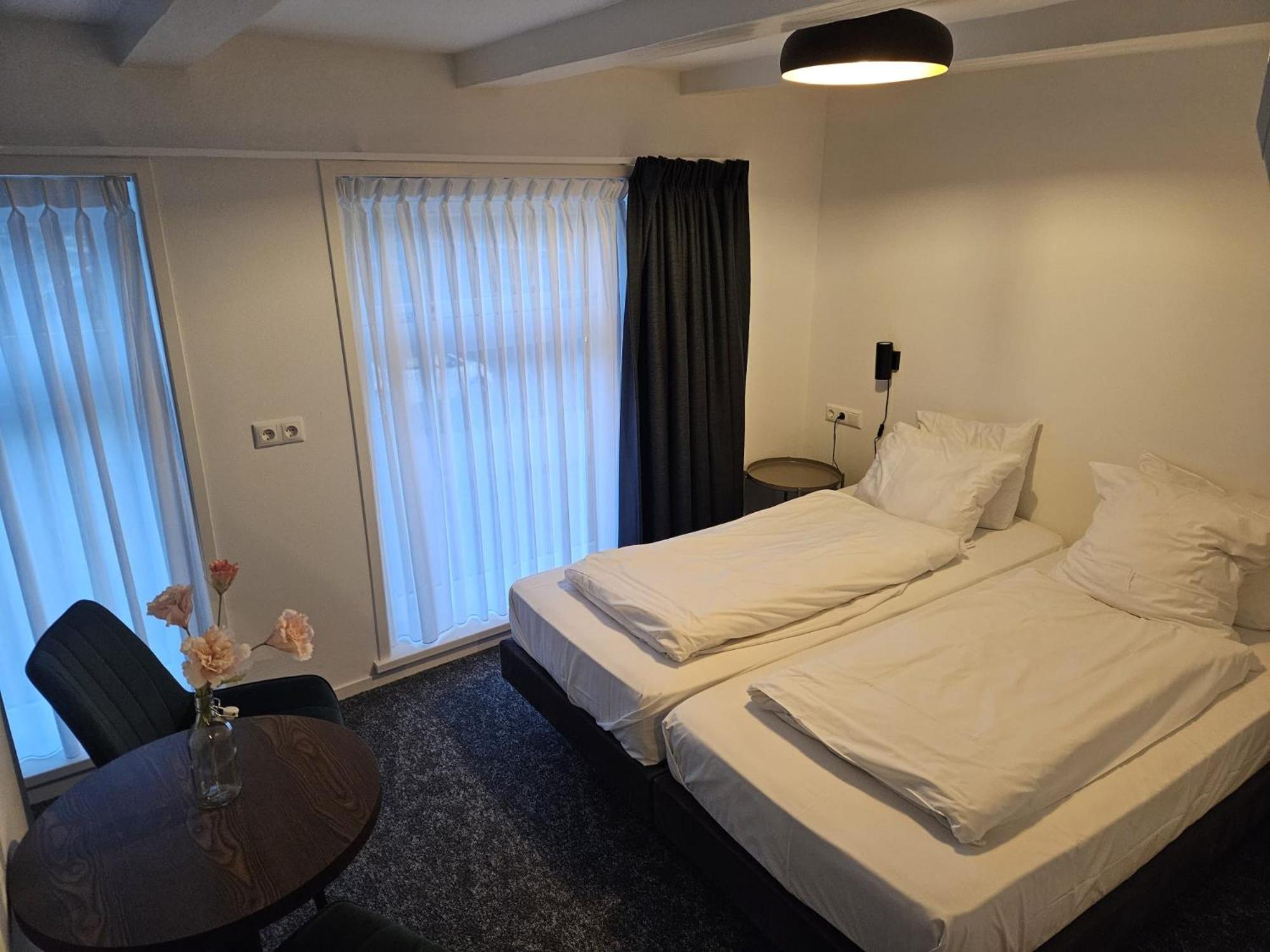 Twin Room with Bath - Photo 3