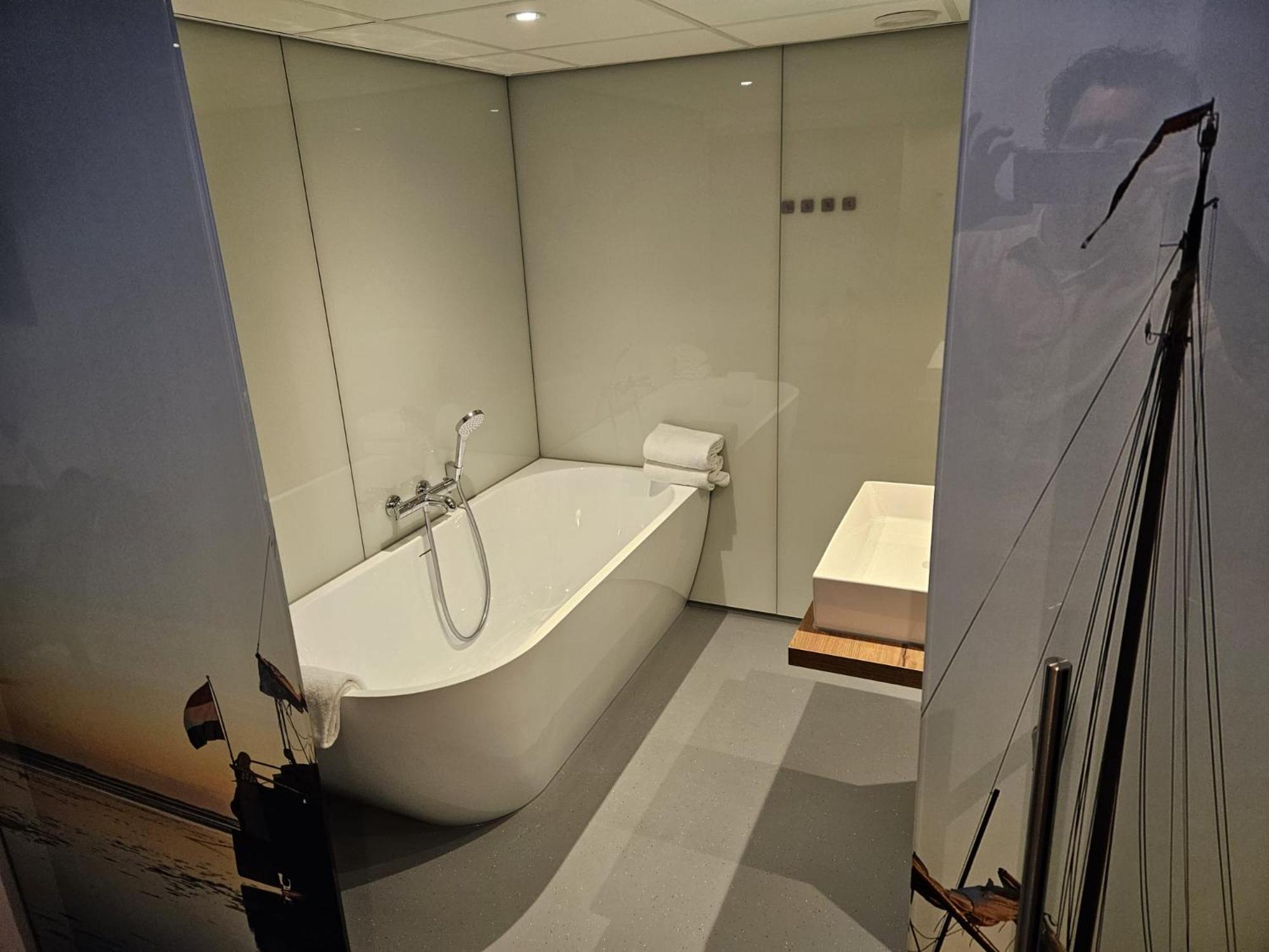 Twin Room with Bath - Photo 4