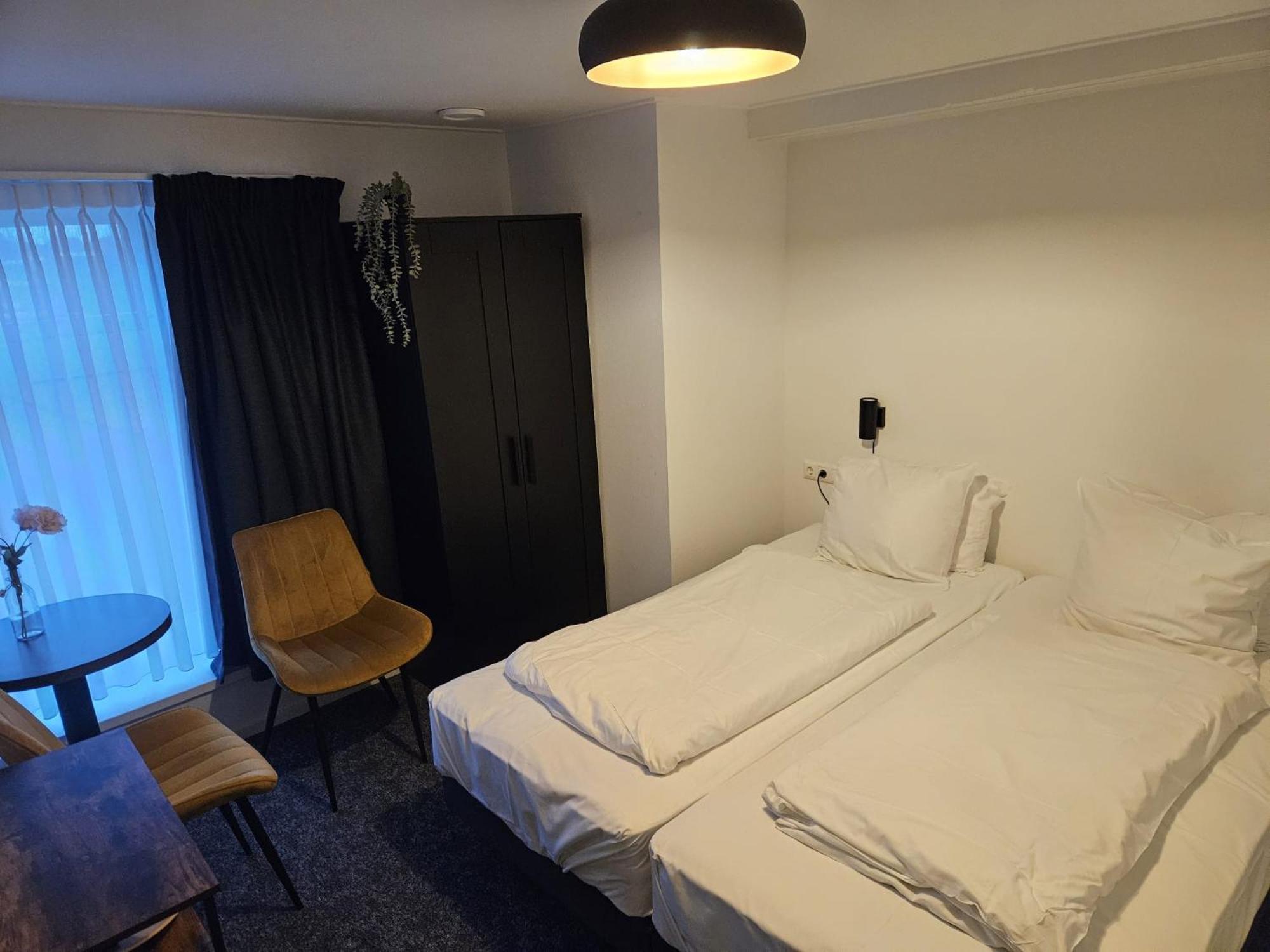 Twin Room with Bath - Photo 6